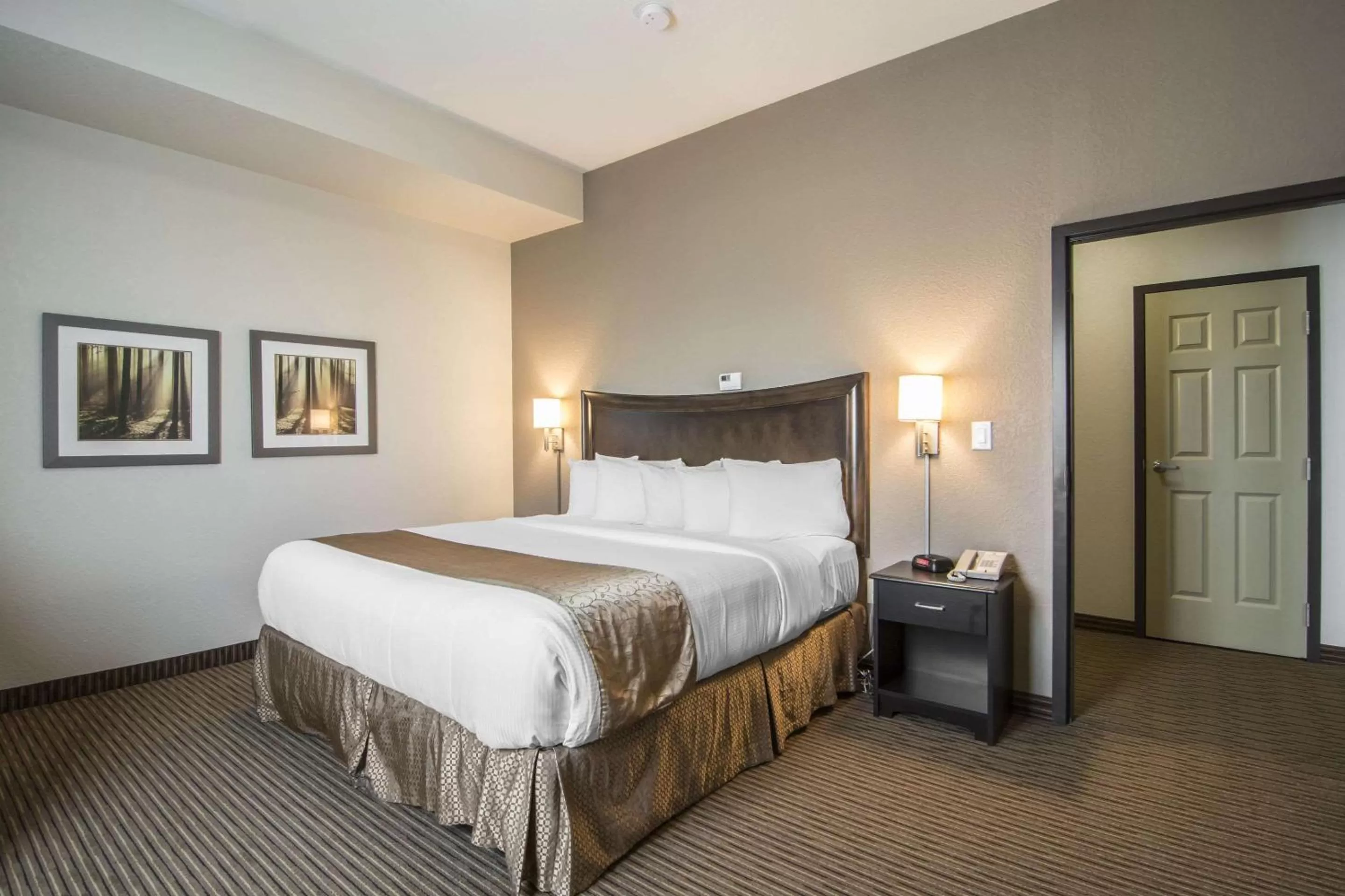 Photo of the whole room, Bed in Quality Inn & Suites Thompson