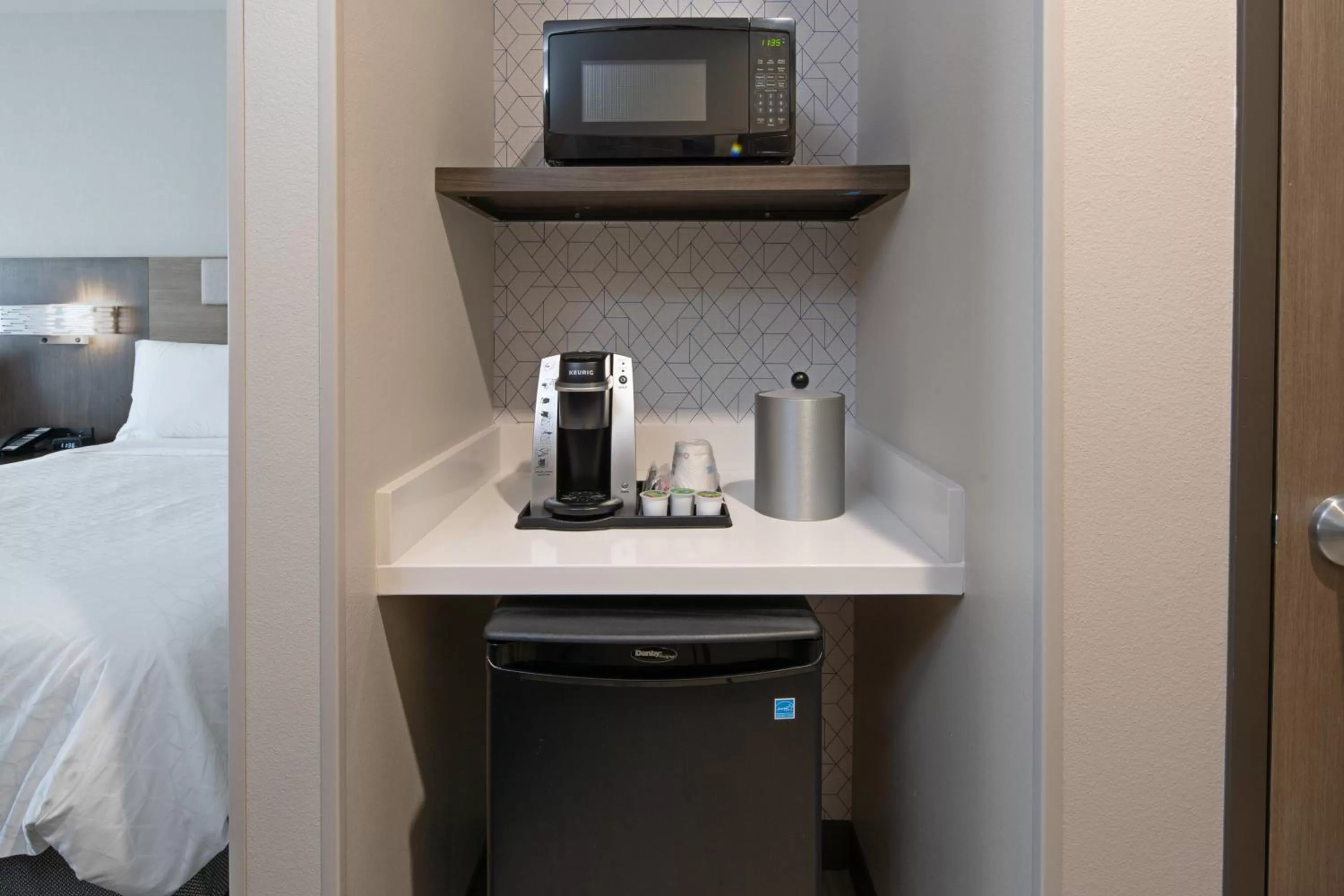 Bedroom, Bed in Holiday Inn Express & Suites - Valencia - Santa Clarita by IHG