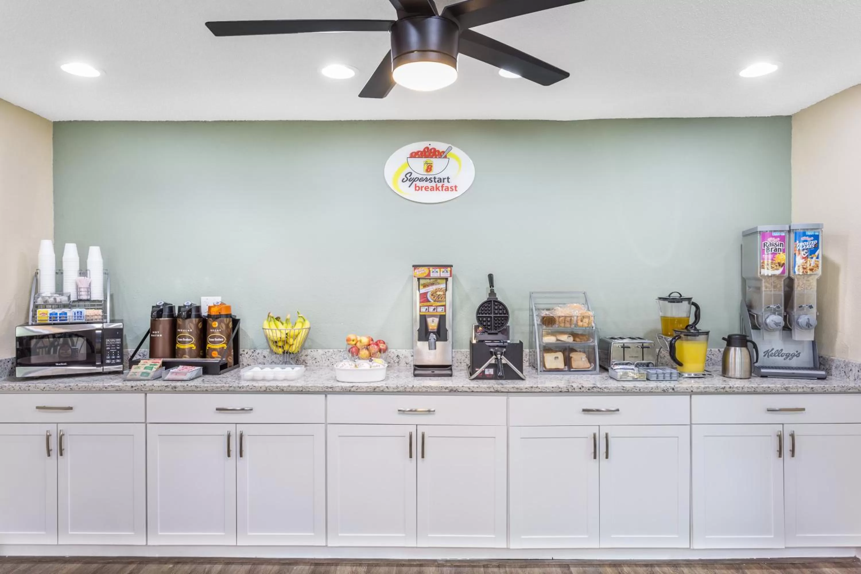 Lobby or reception in Super 8 by Wyndham Manning