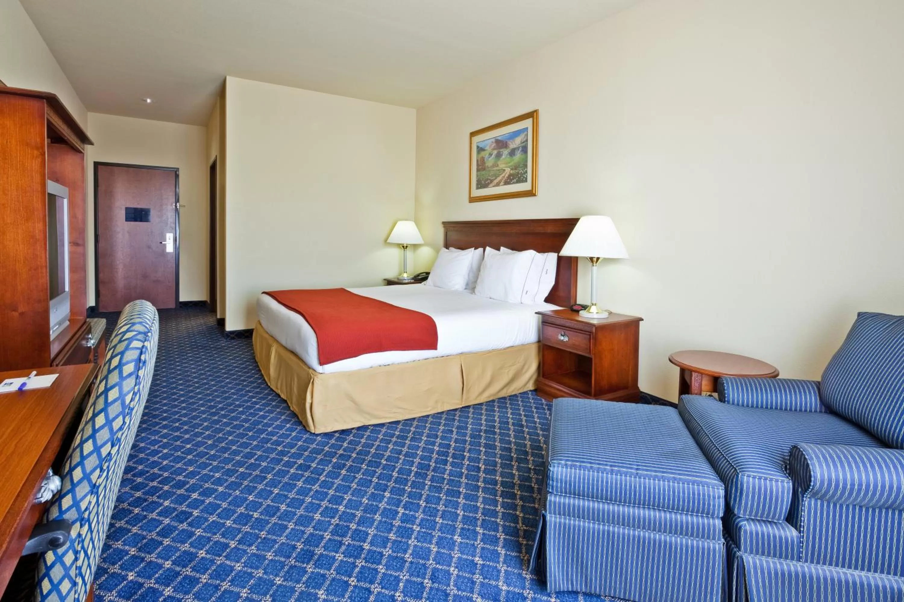 Photo of the whole room, Bed in Holiday Inn Express Hotel & Suites Paragould by IHG