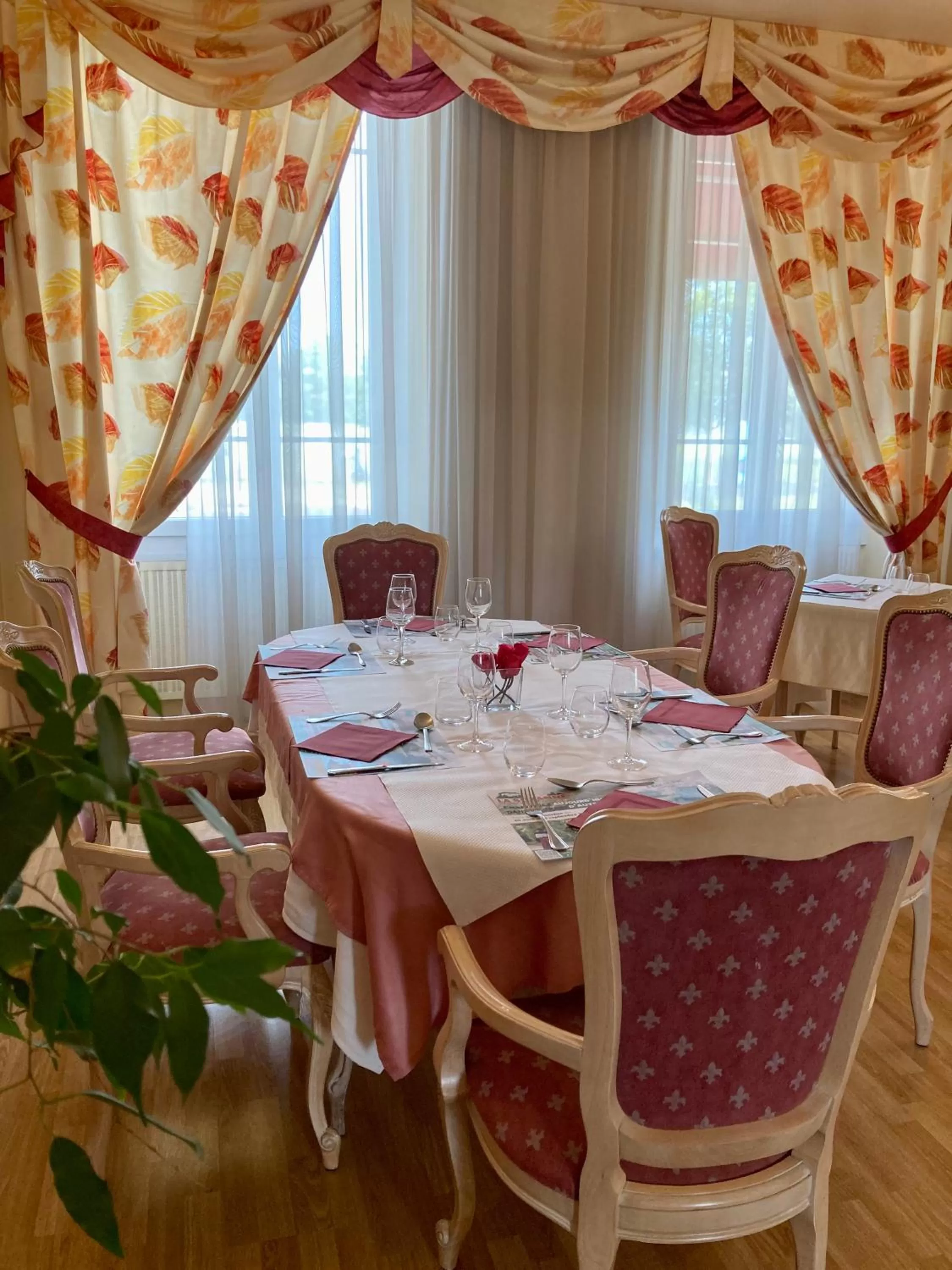 Restaurant/places to eat in Hôtel De Champagne