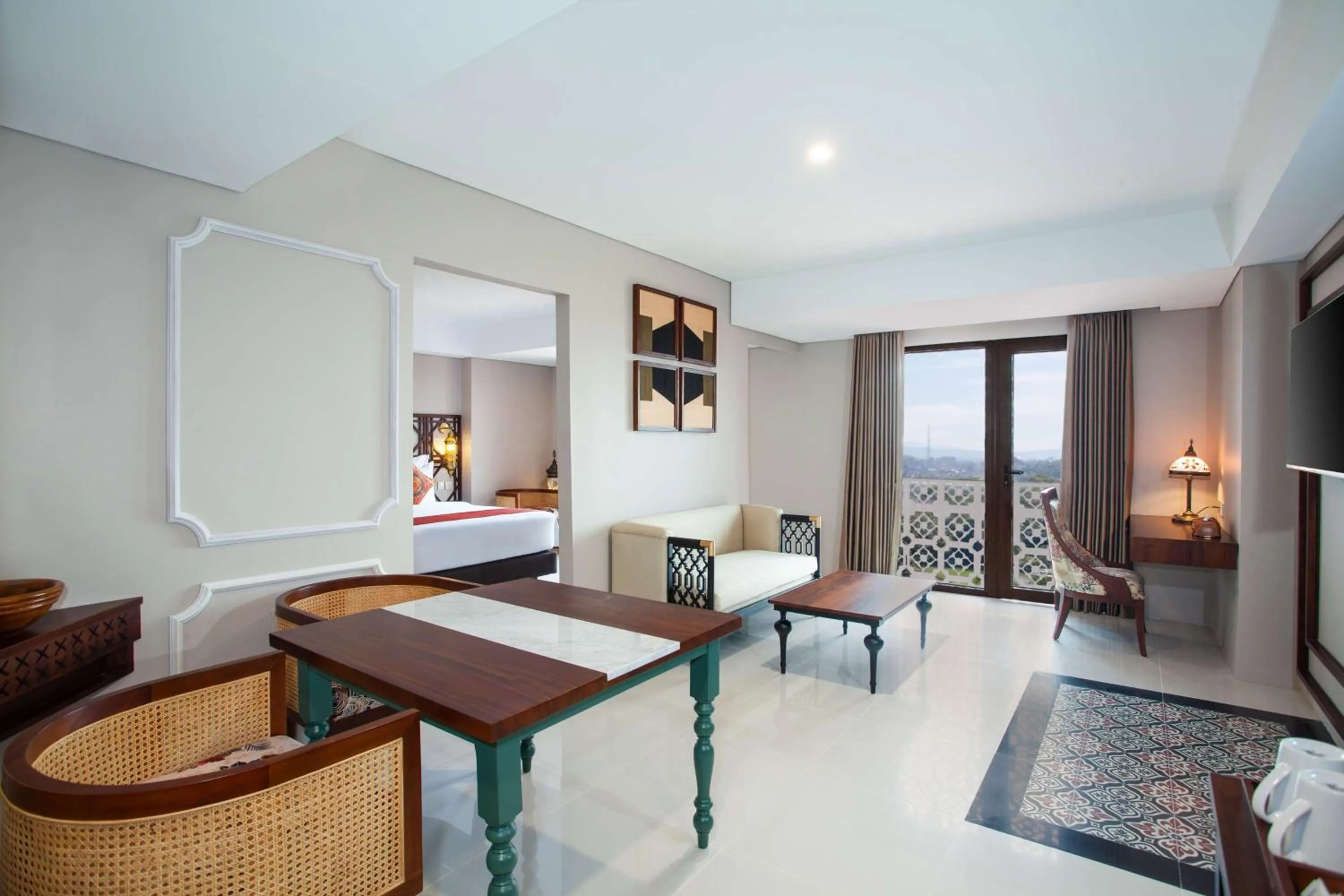 Photo of the whole room, Bed in Alhambra Hotel & Convention, BW Signature Collection