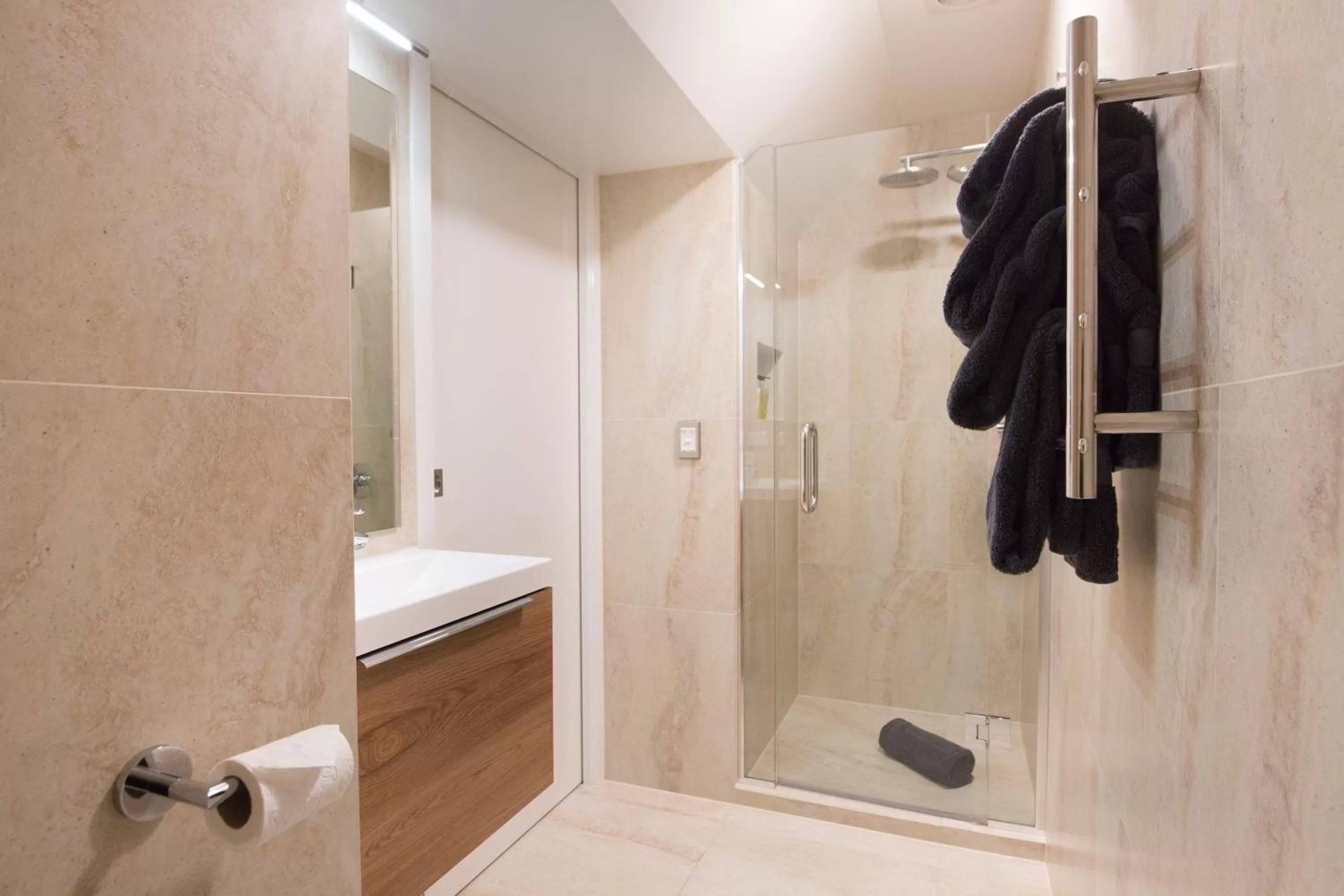 Shower in Lomond Lodge Motel & Apartments