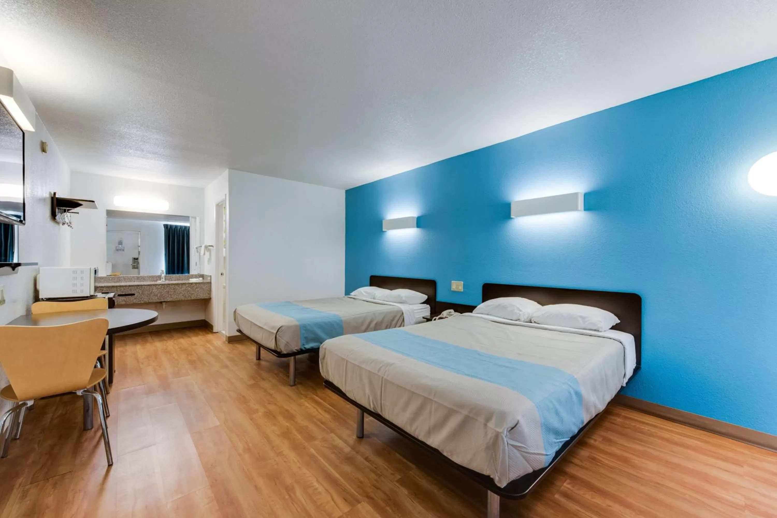 TV and multimedia, Bed in Motel 6-Kingston, TN