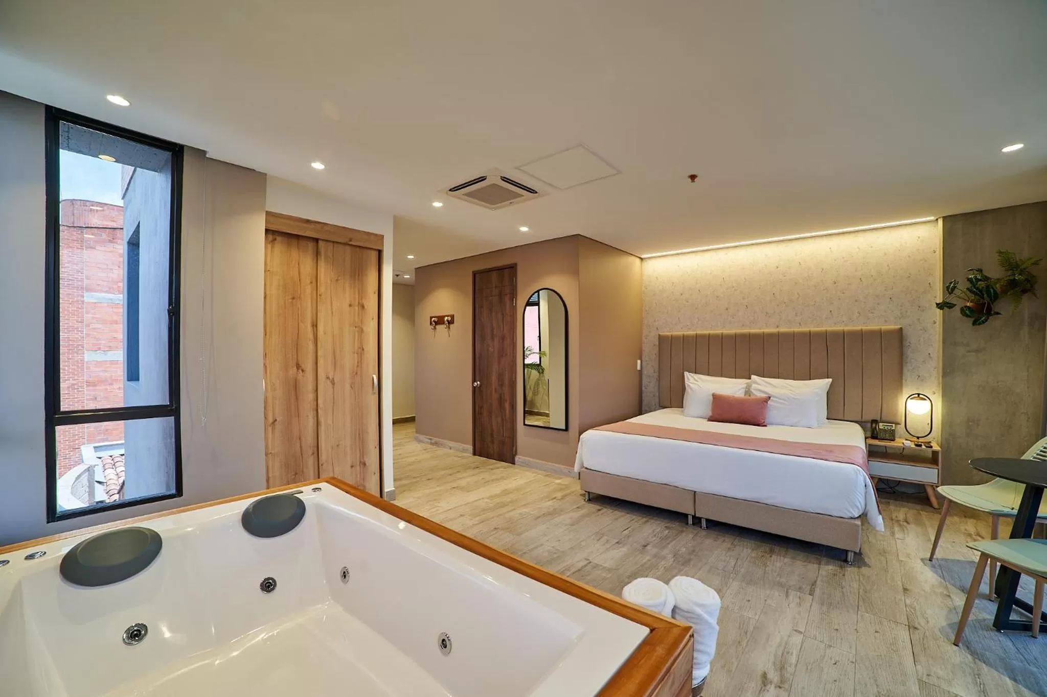 Hot Tub, Bed in Eutopiq Hotel