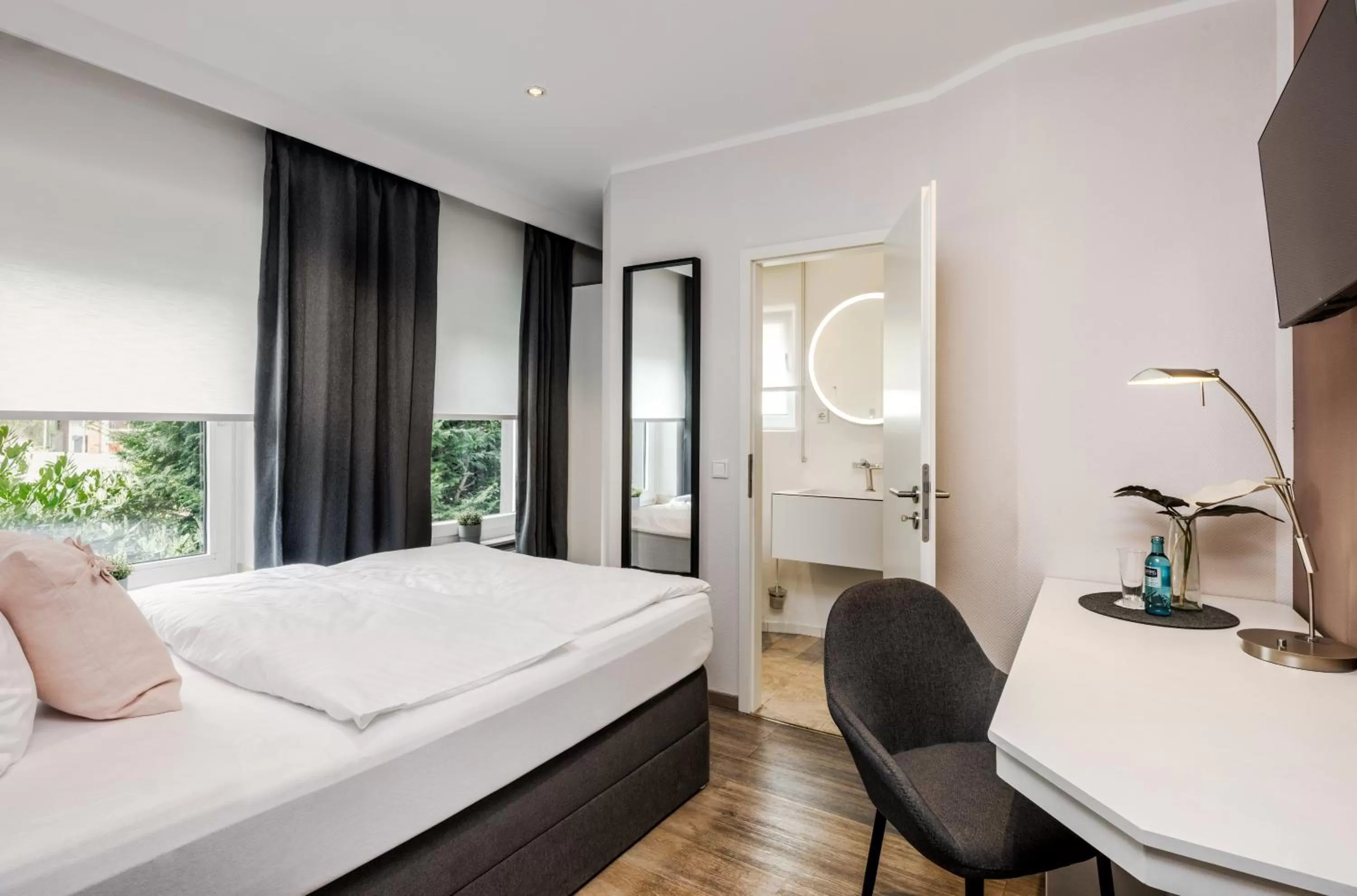 Bedroom, Bed in Romantik Hotel Neuhaus