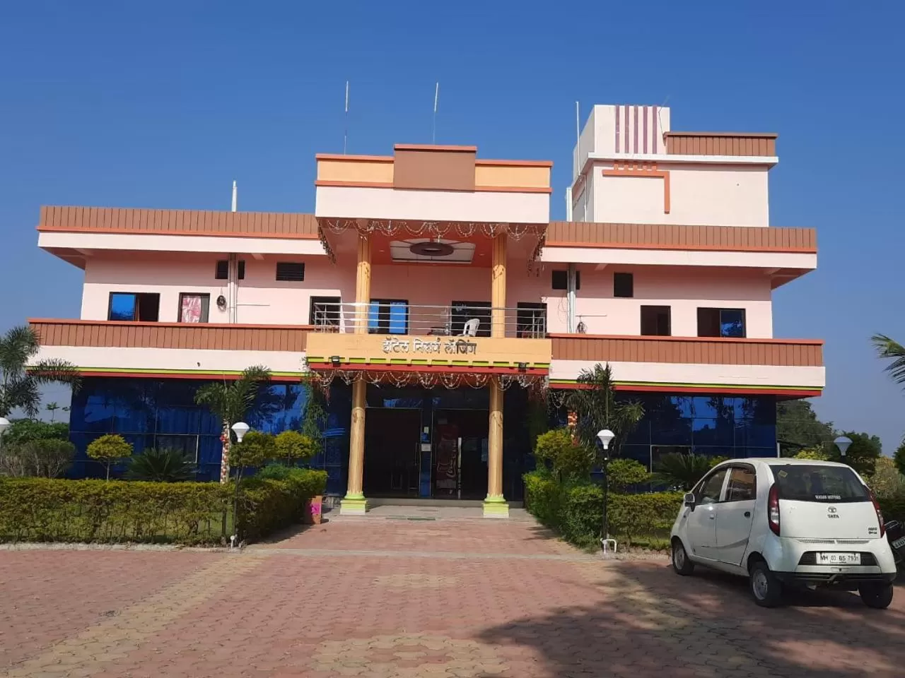 Hotel Nisarg Lodging And Restaurant