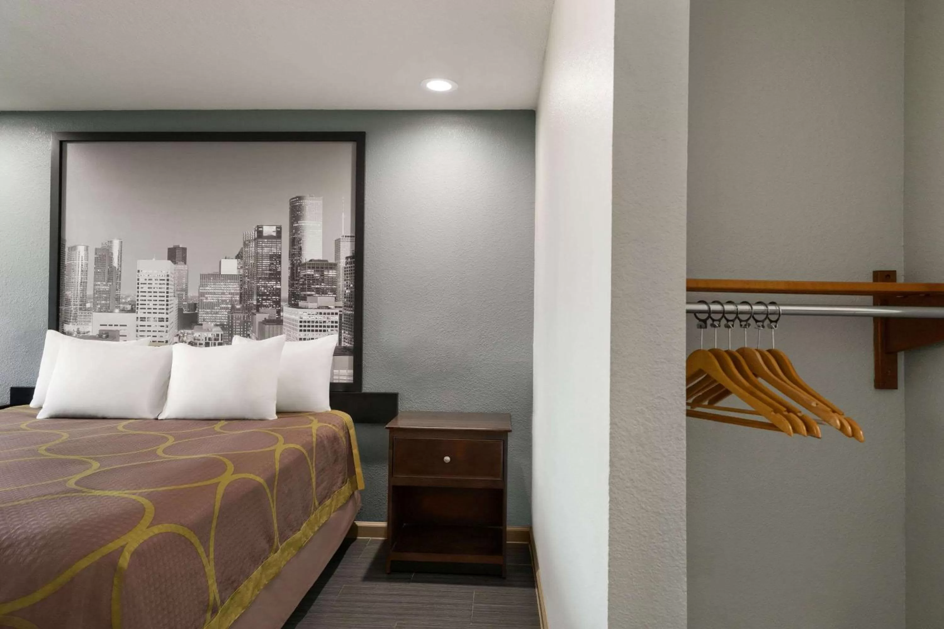 Photo of the whole room, Bed in Super 8 by Wyndham Houston/Dtwn/I-610