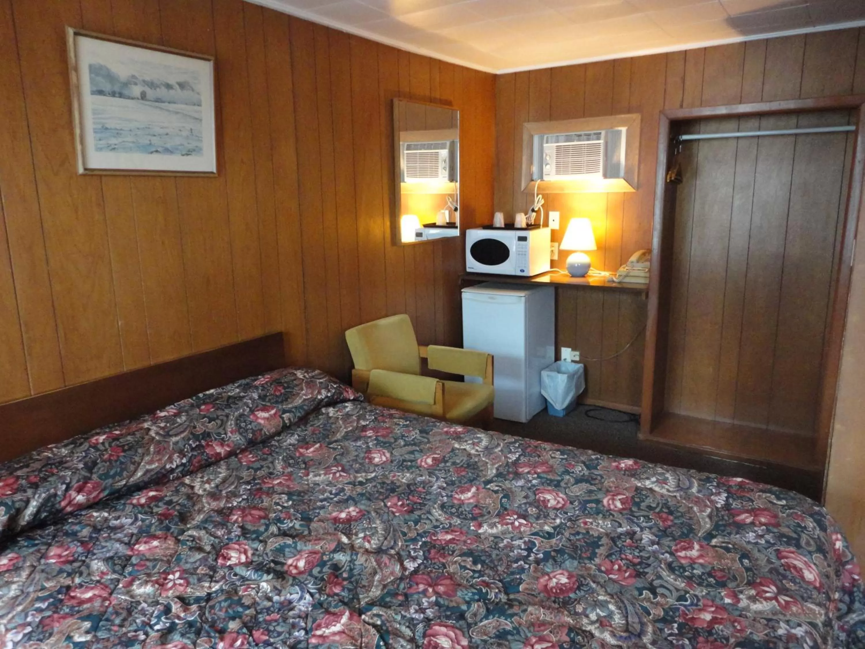 Photo of the whole room, Bed in Hipwell's Motel