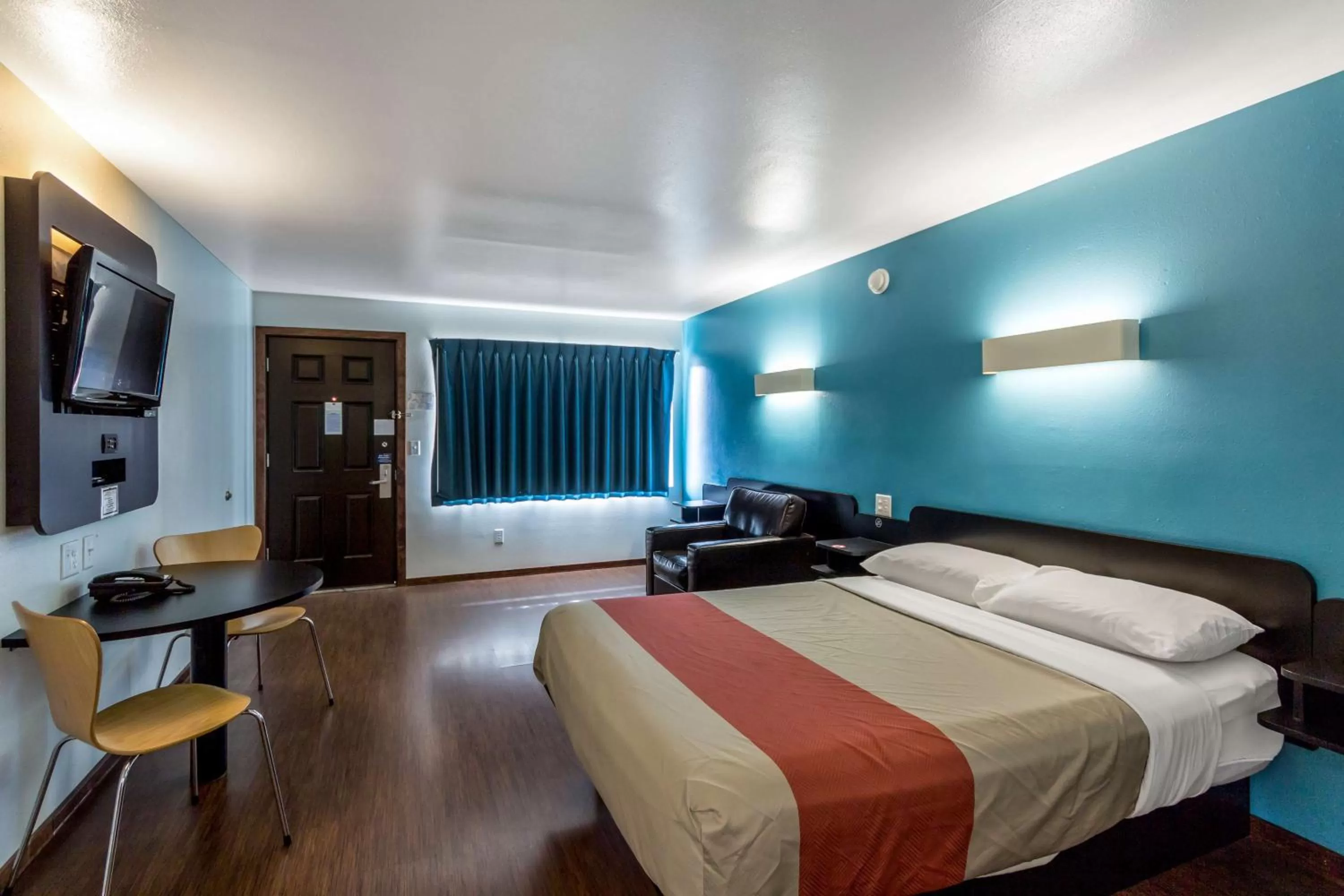 Photo of the whole room, Bed in Motel 6 University Missoula