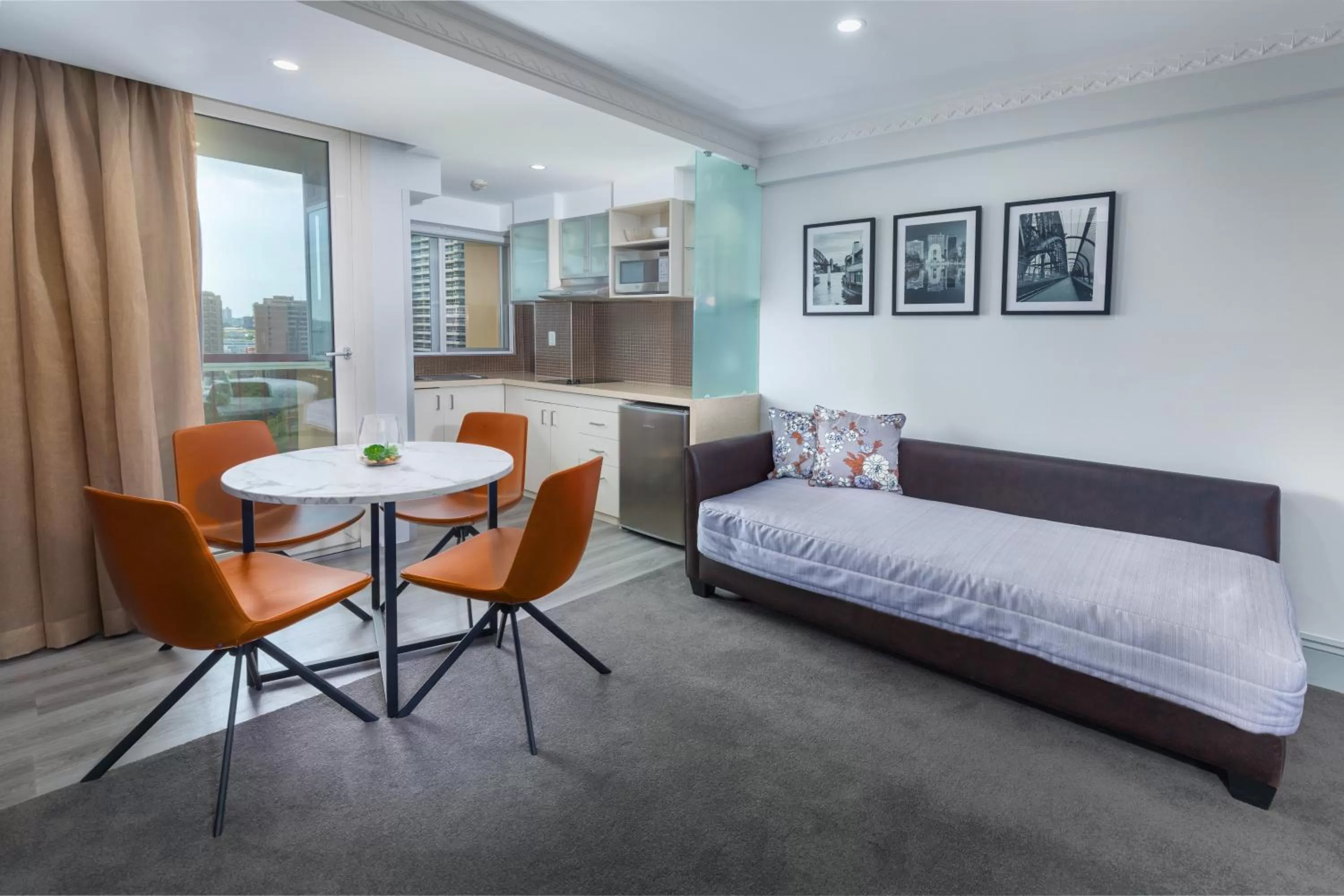 Dining area in Hyde Park Inn