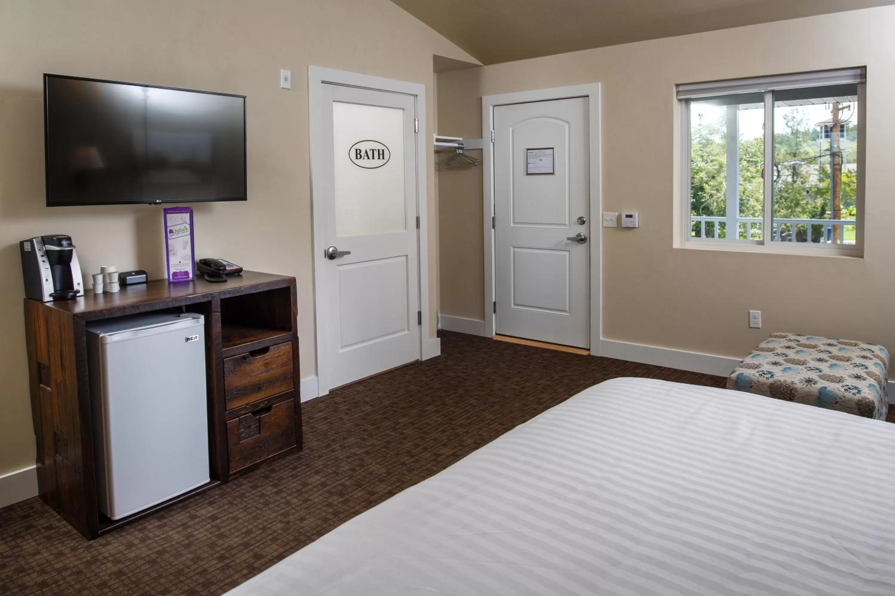 Bedroom, Bed in Julie's Park Cafe & Motel