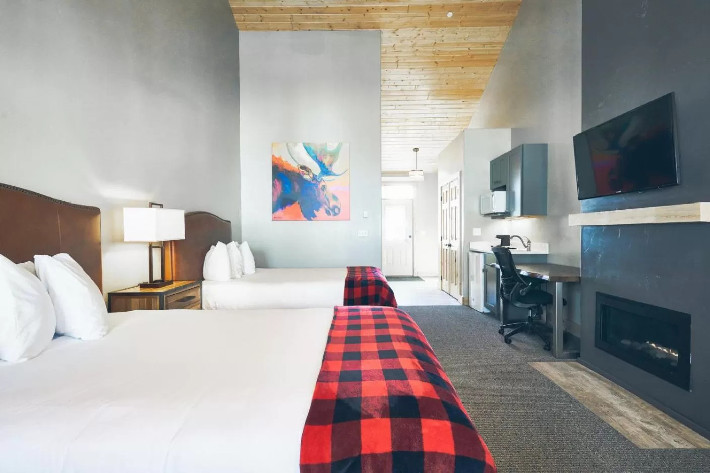 Photo of the whole room, Bed in Lakeside Lodge Resort and Marina