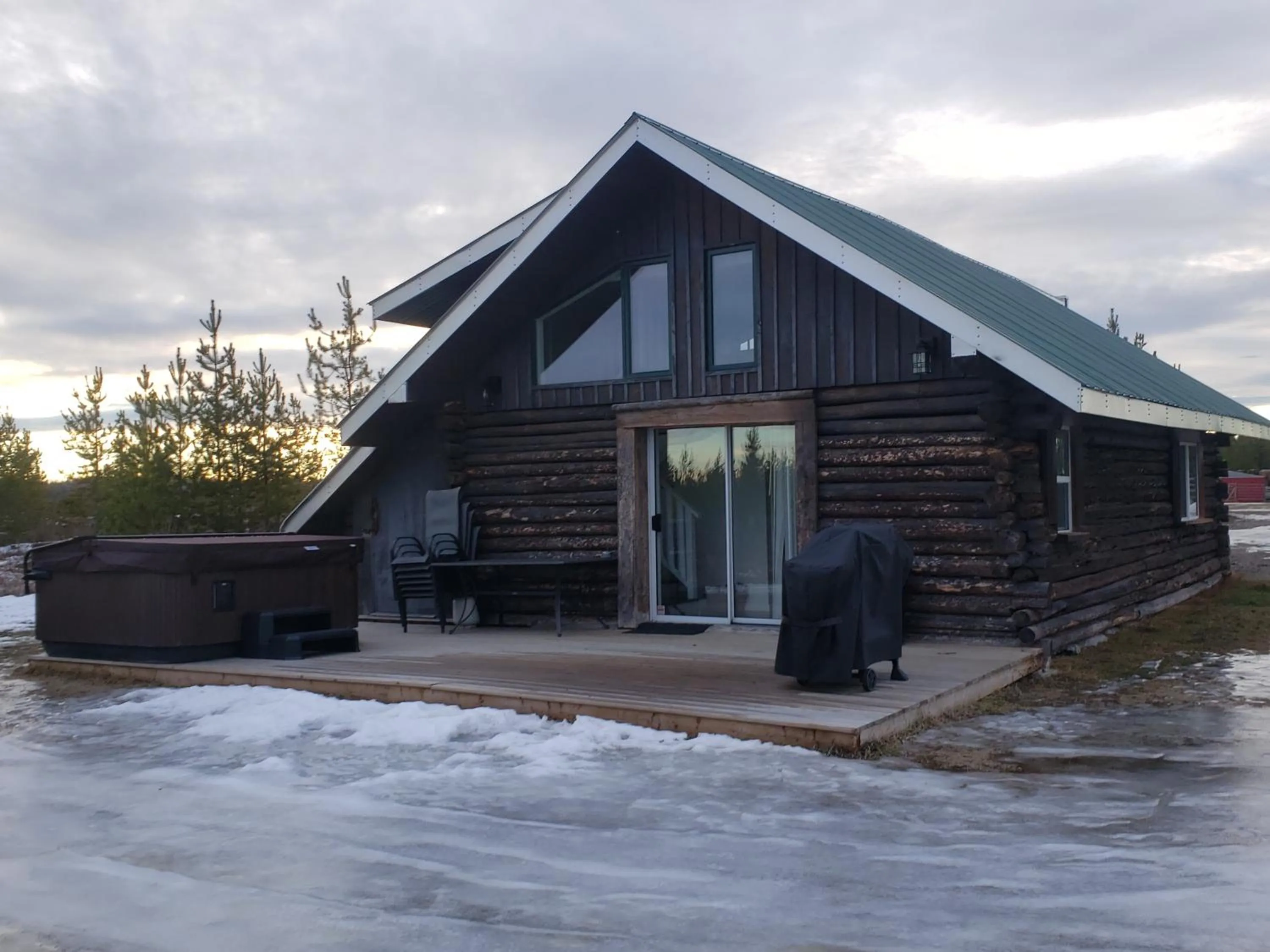 Hot Tub in Woodhouse Cottages And Ranch