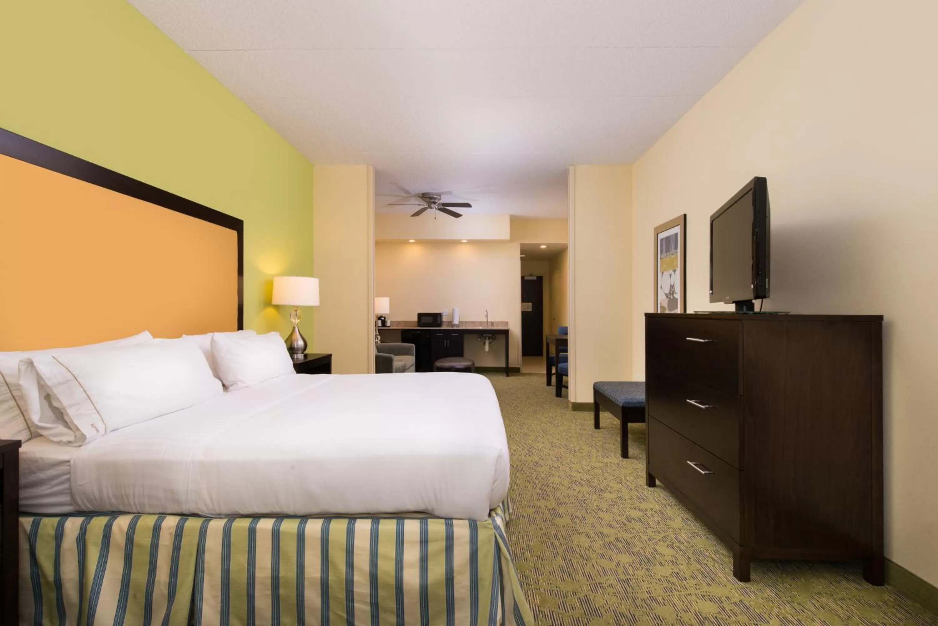Photo of the whole room, Bed in Holiday Inn Express and Suites Dickson City by IHG