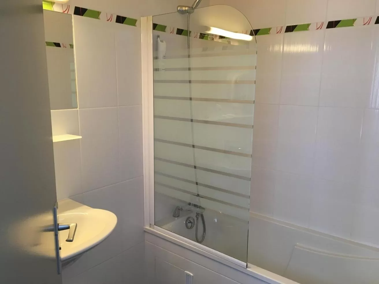 Bathroom in The Originals City, Hôtel du Château, Pontivy