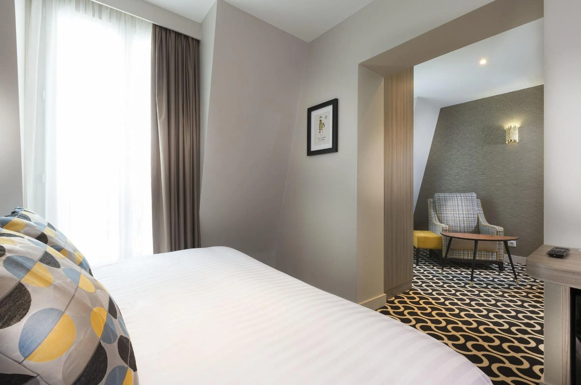 Bed in Hôtel International Paris