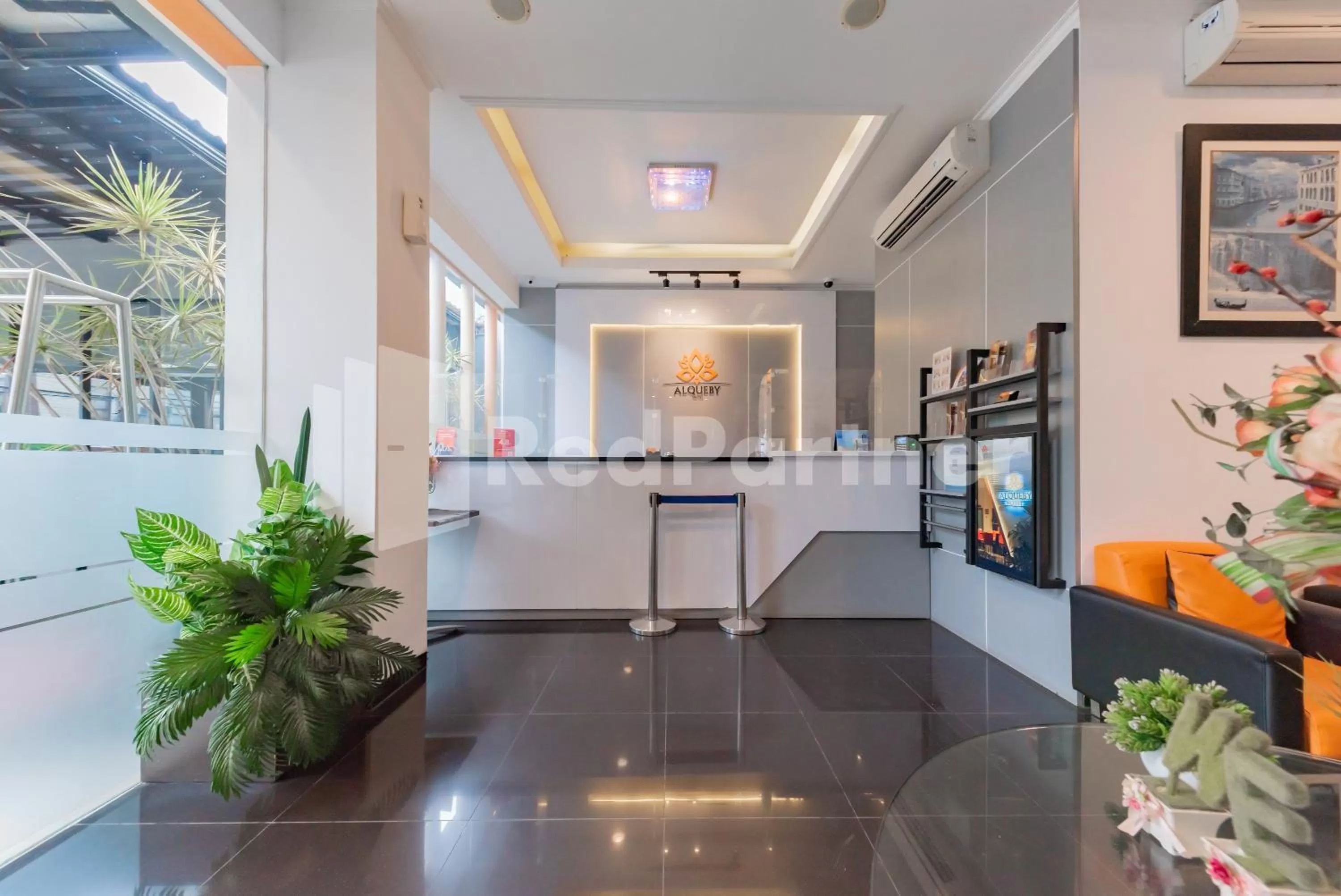 Lobby or reception in Alqueby Hotel near Kiara Artha Park & Trans Studio Mall Mitra RedDoorz