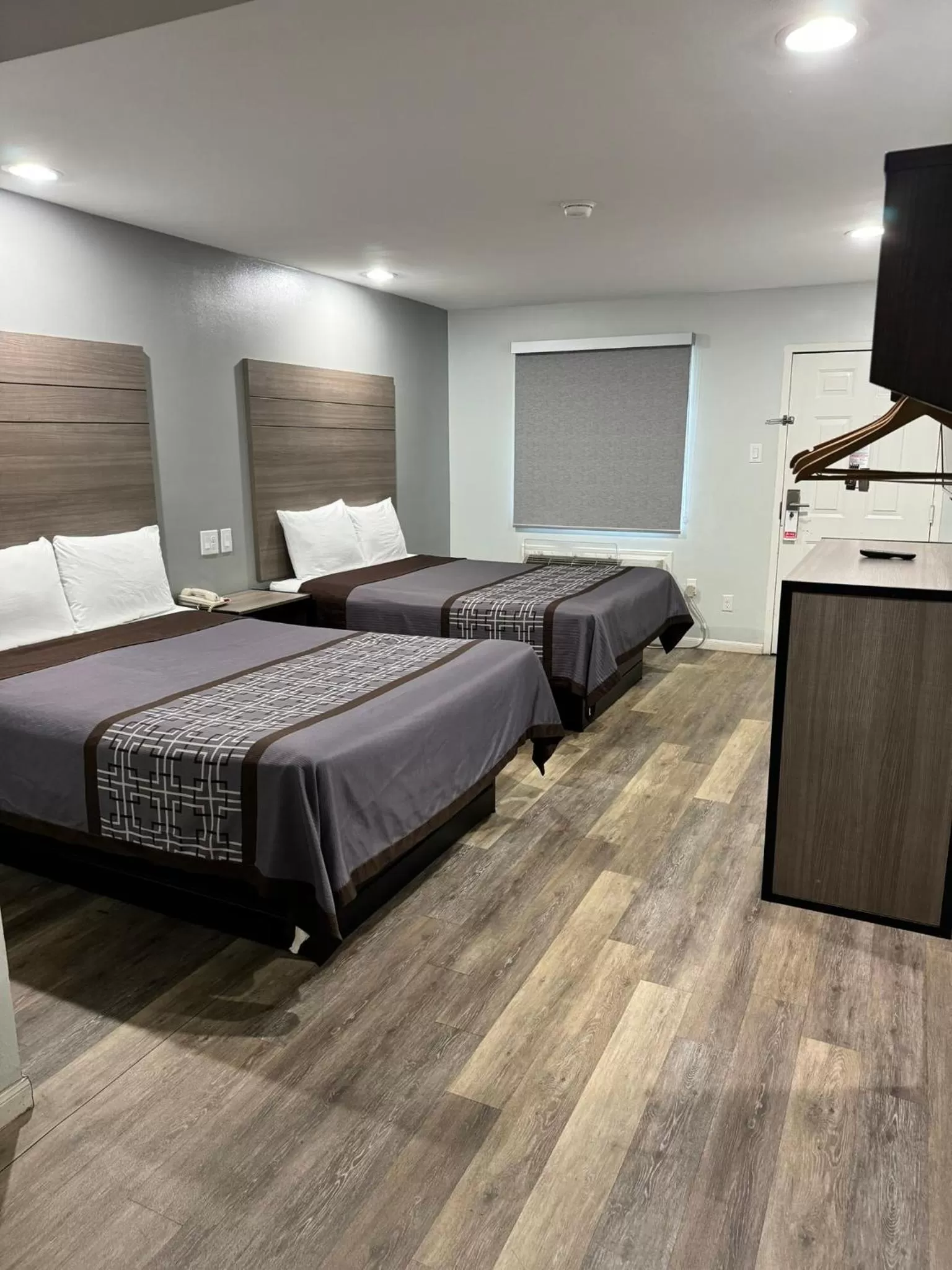 TV and multimedia, Bed in Continental Inn and Suites Nacogdoches TX SFA University Downtown