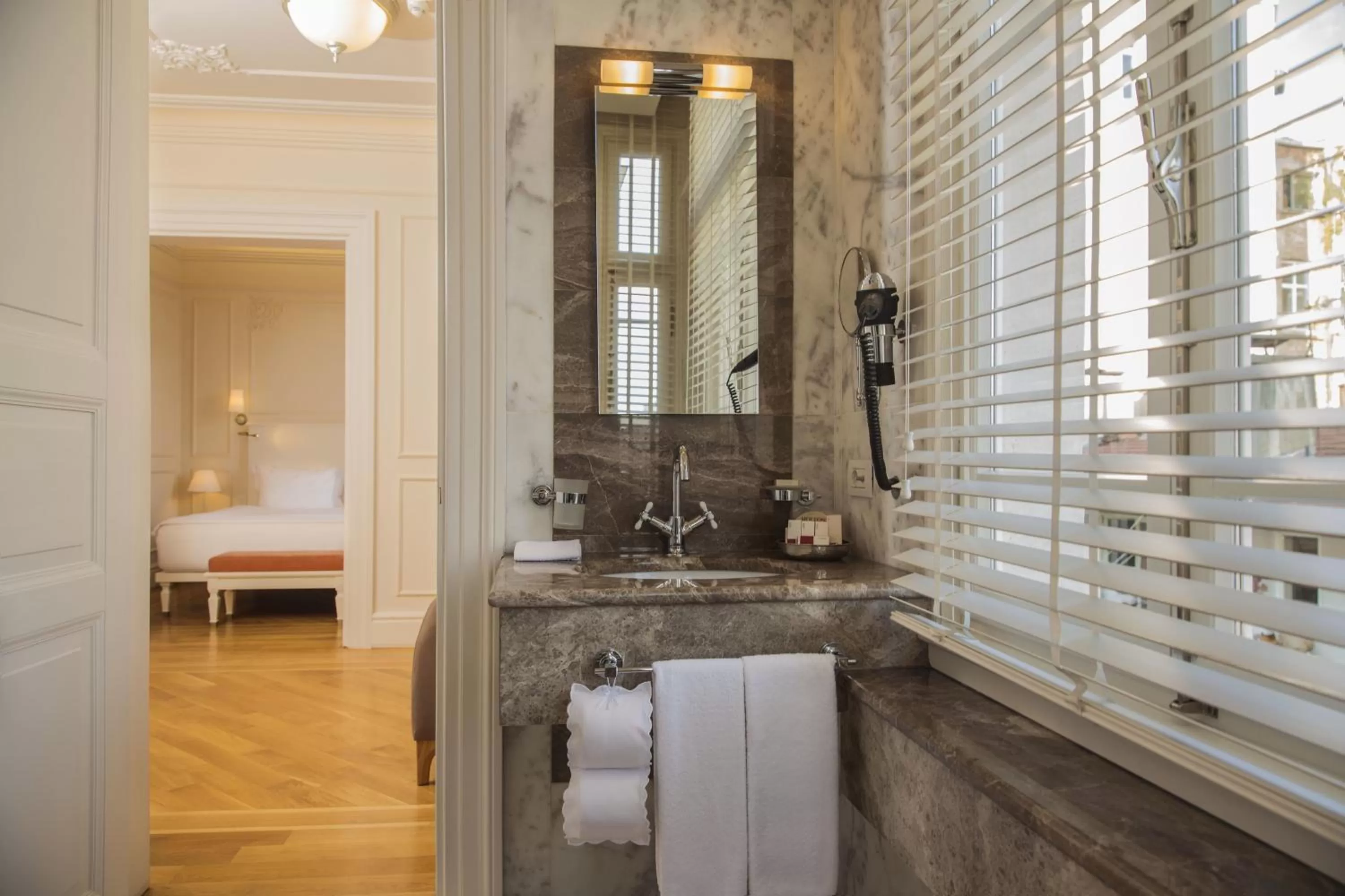 Bathroom in Corinne Art & Boutique Hotel