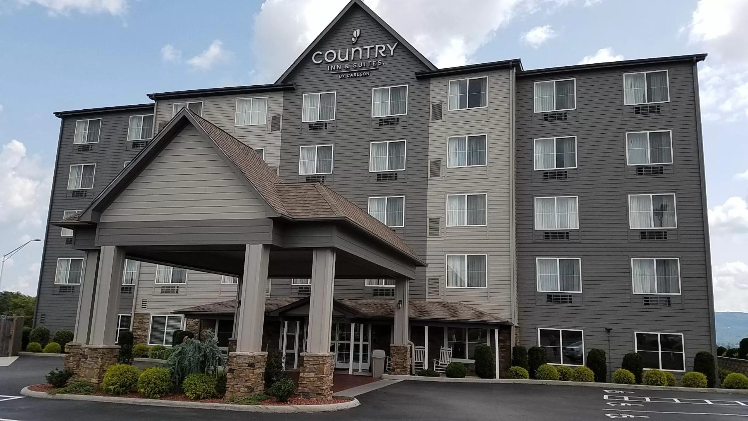 Facade/entrance in Country Inn & Suites by Radisson, Wytheville, VA
