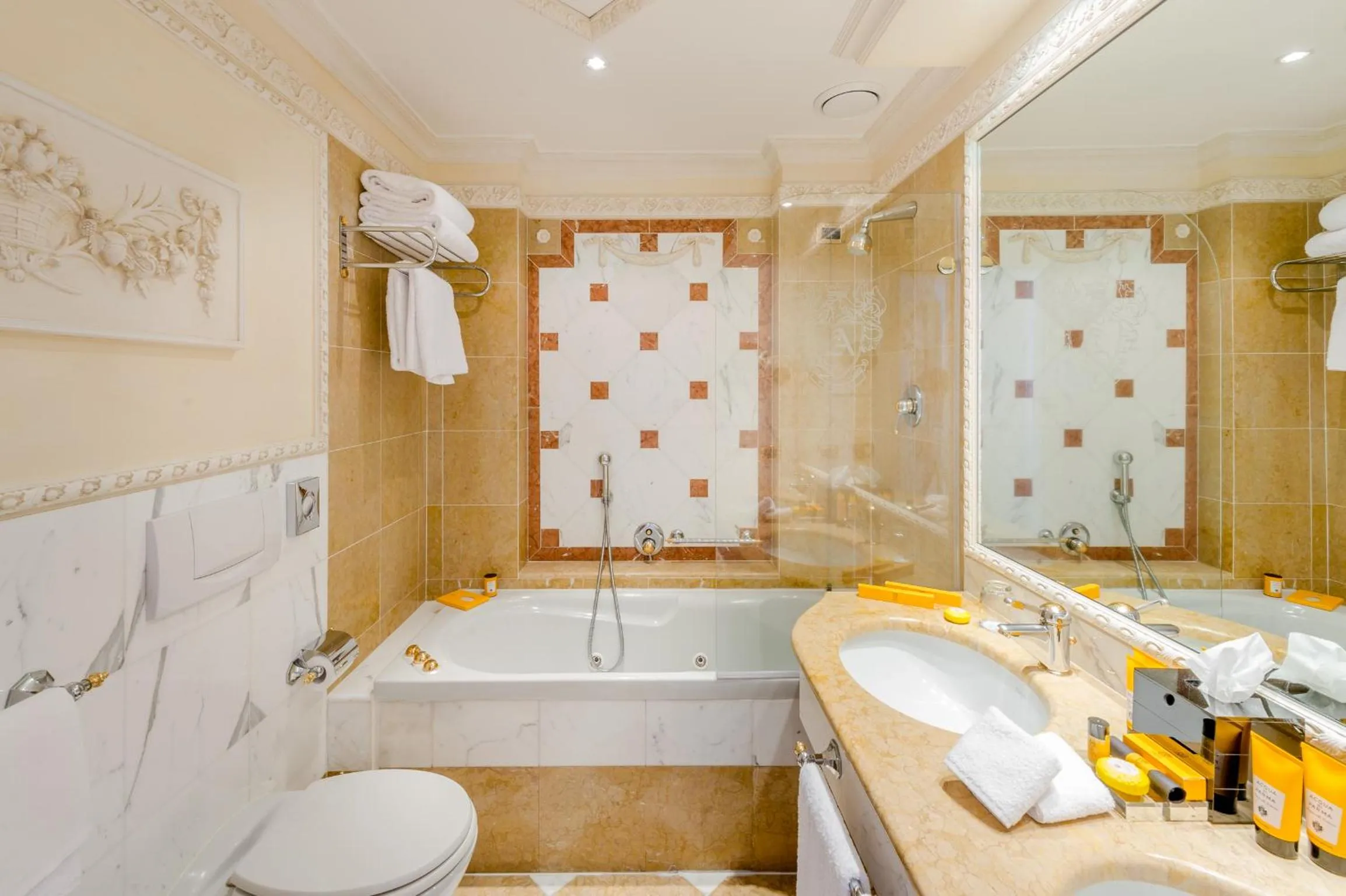 Bathroom in Villa e Palazzo Aminta - A Leading Hotel of The World