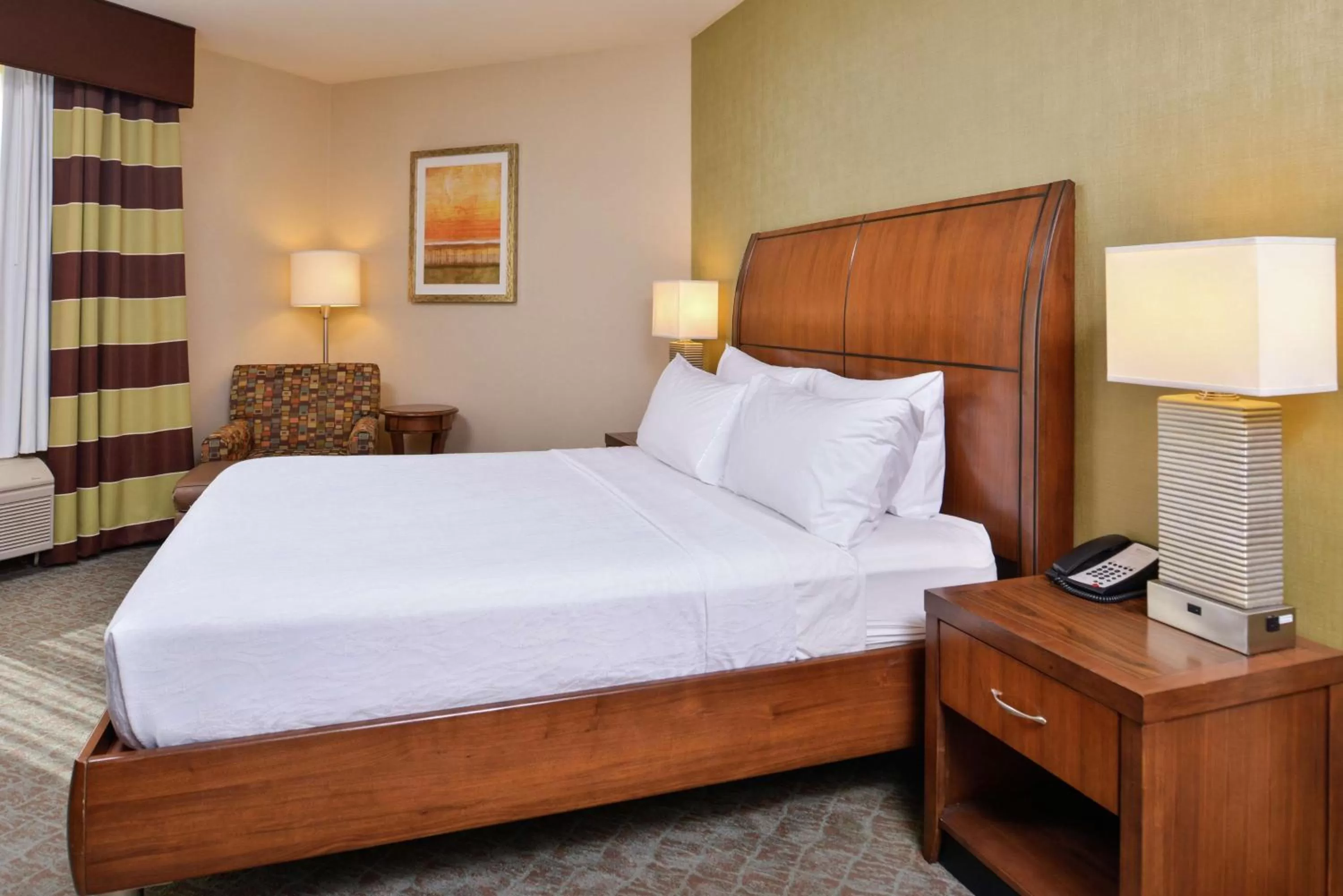 Bed in Hilton Garden Inn Boise Spectrum