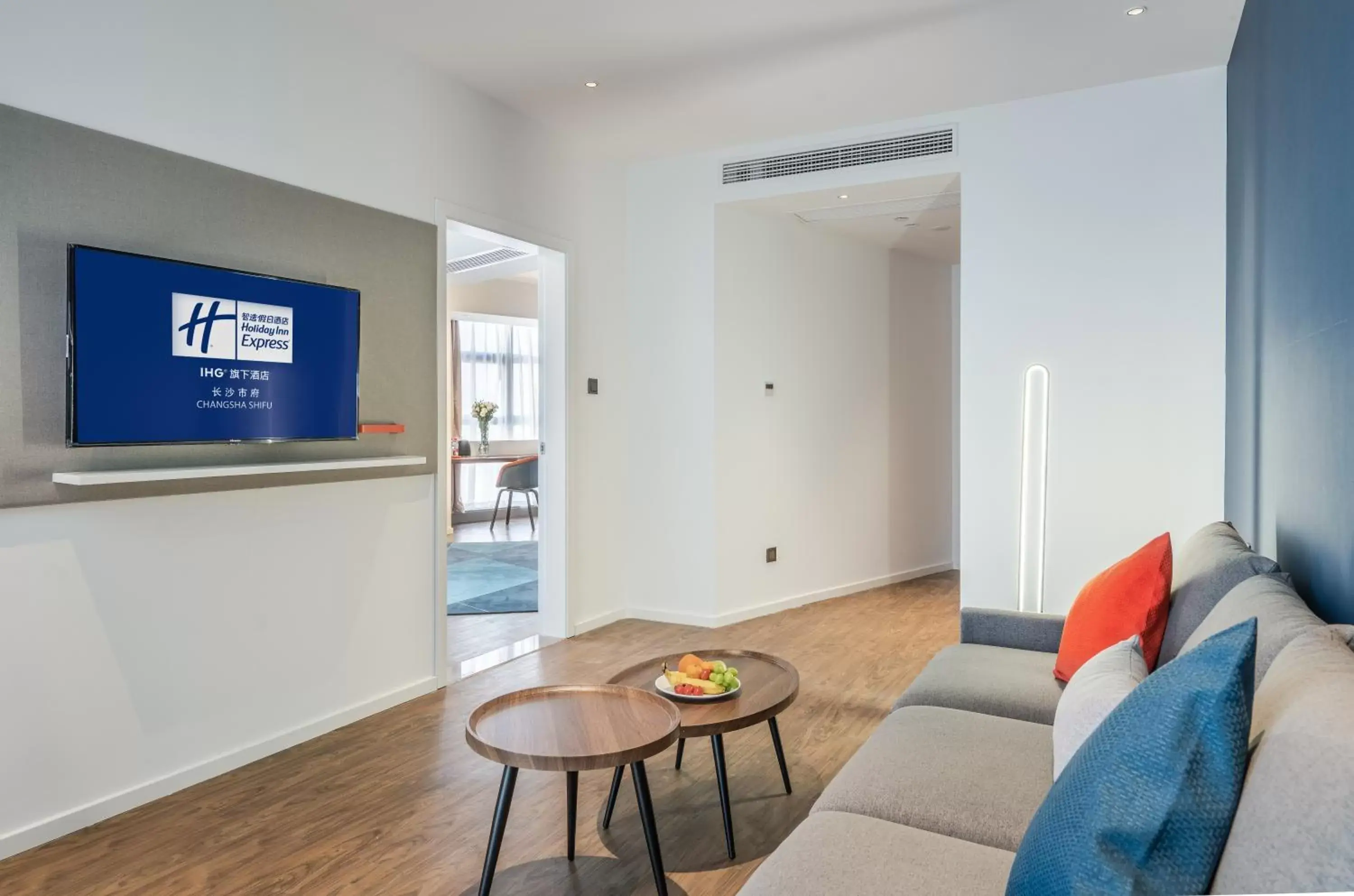 King Suite - Non-Smoking in Holiday Inn Express Changsha Shifu, an IHG Hotel King Suite - Non-Smoking in Holiday Inn Express Changsha Shifu, an IHG Hotel