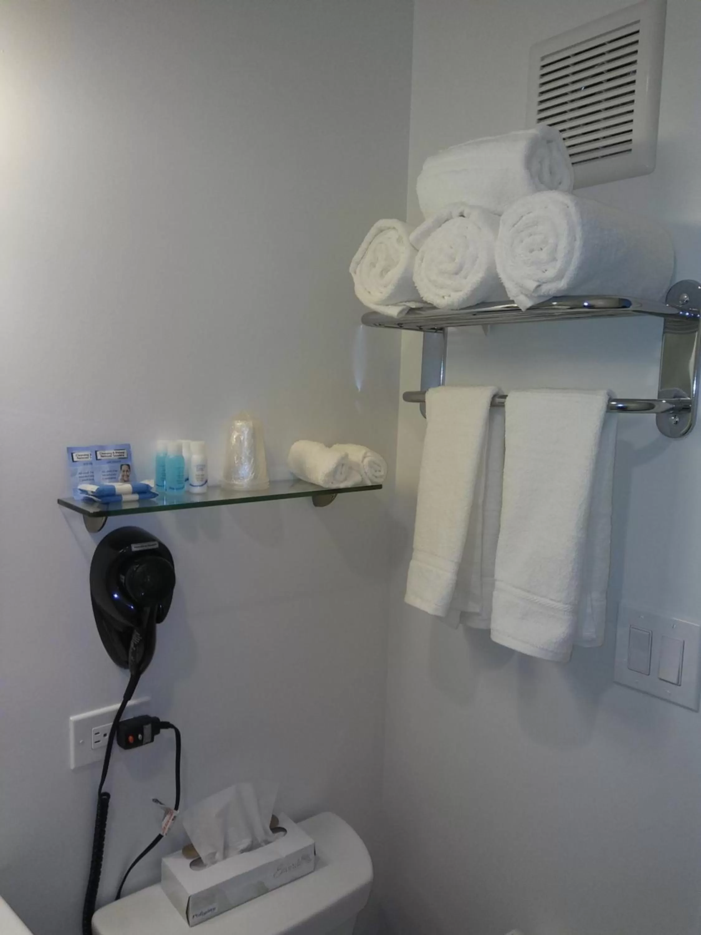 Bathroom in Ohio House Motel