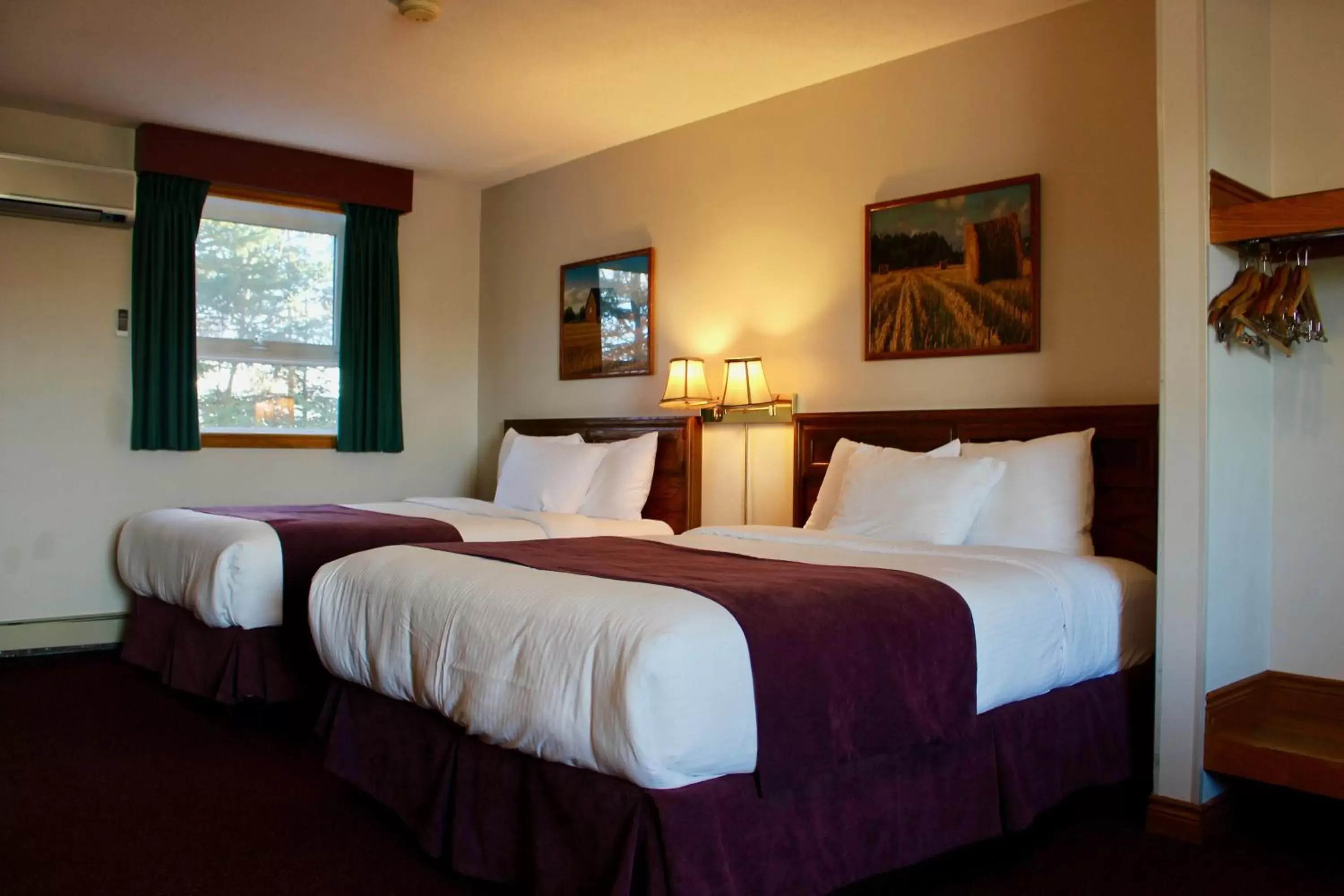 Queen Room in Dutch Inn Queen Room in Dutch Inn