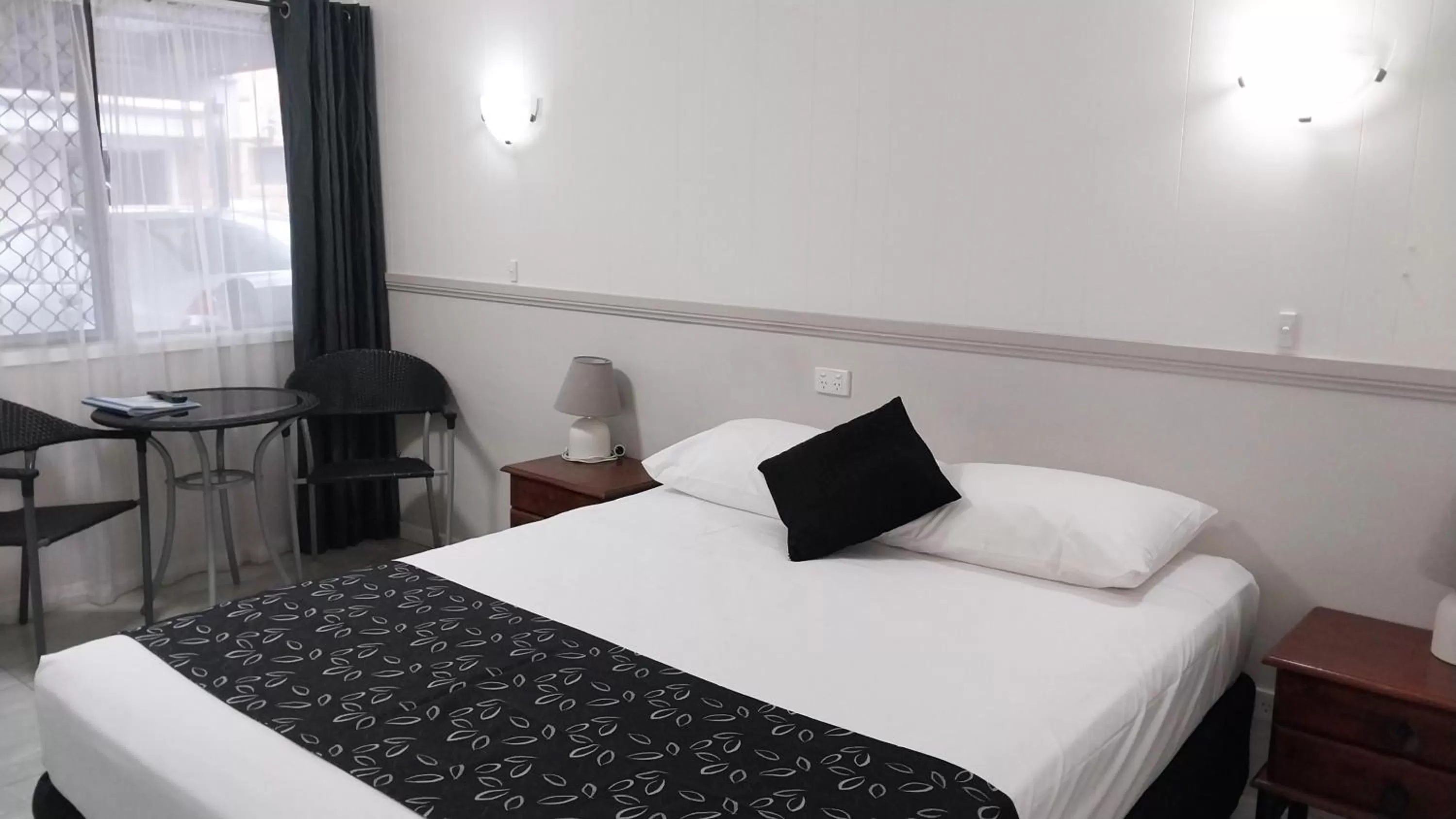 Bedroom, Bed in Miners Lodge Motor Inn