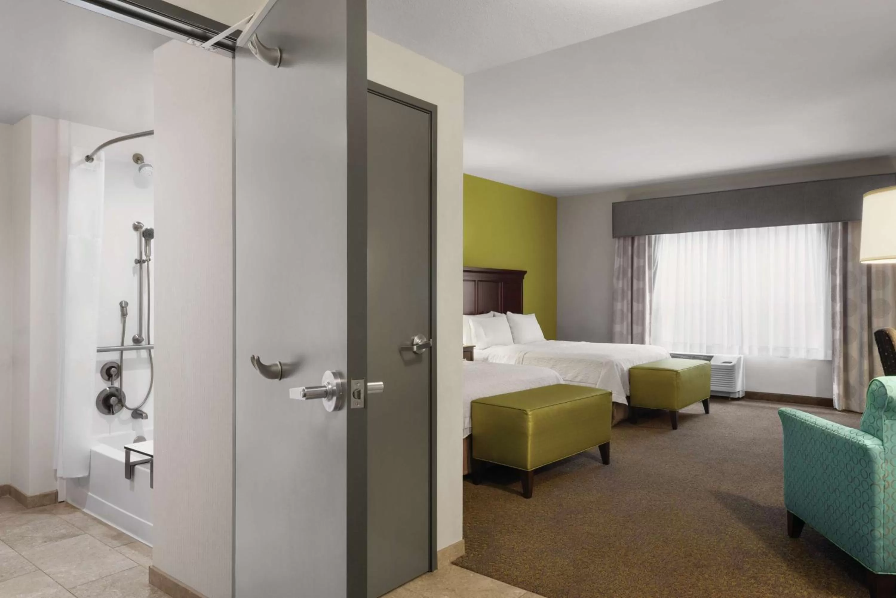 Bathroom, Bed in Hampton Inn & Suites Mishawaka/South Bend at Heritage Square