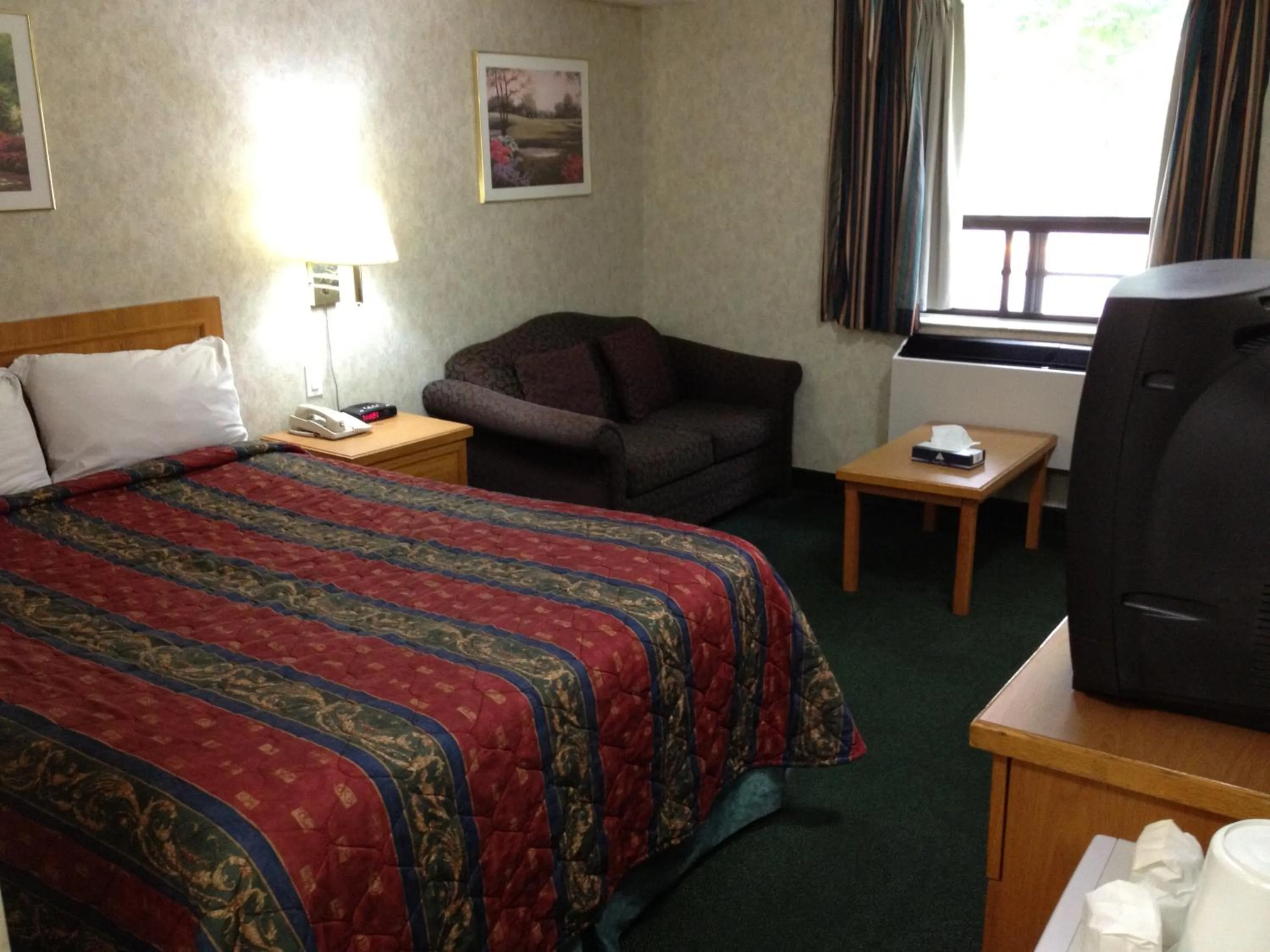 Queen Room - Smoking in Mississauga Gate Inn