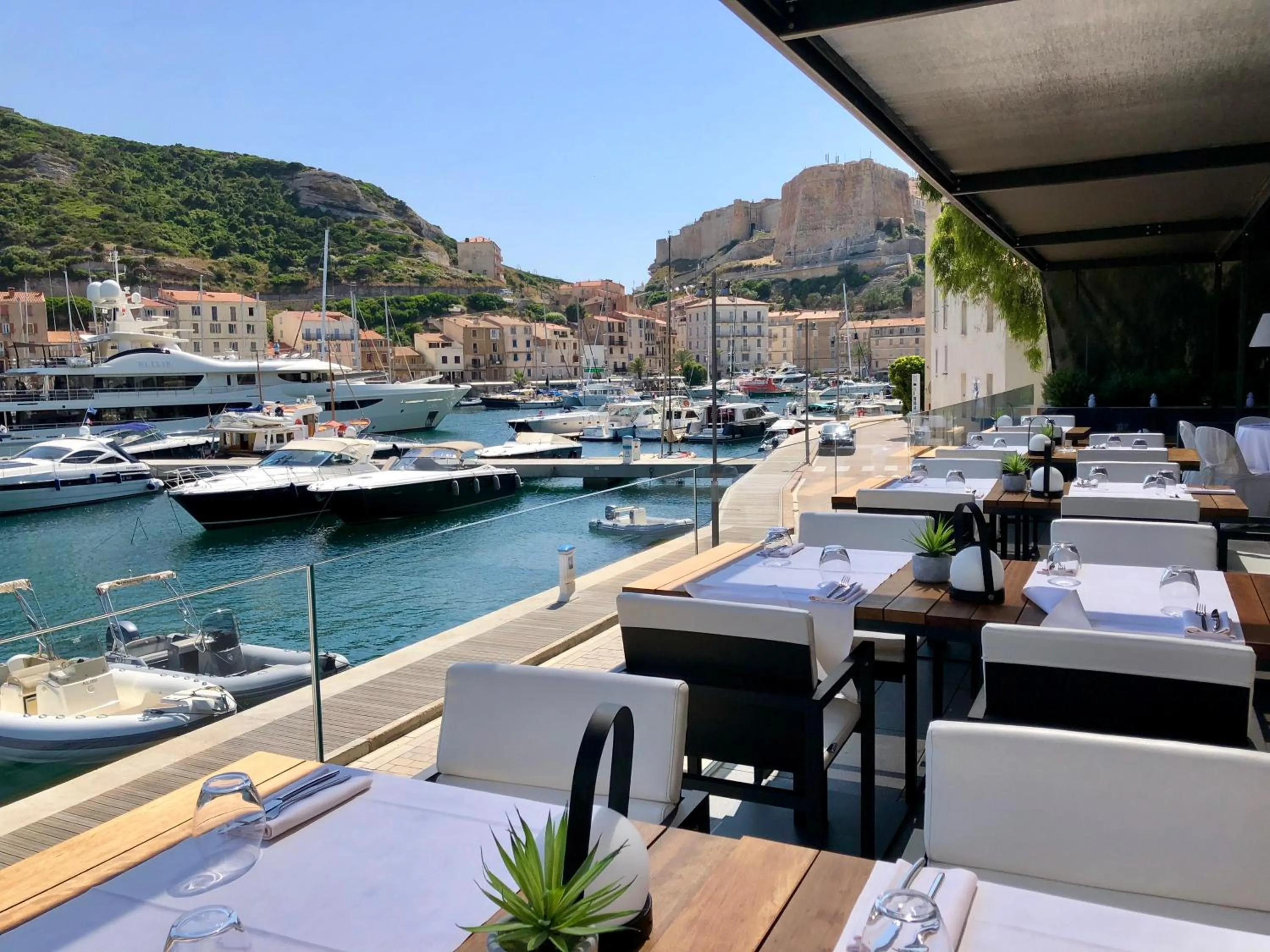 Restaurant/places to eat in Hotel Centre Nautique