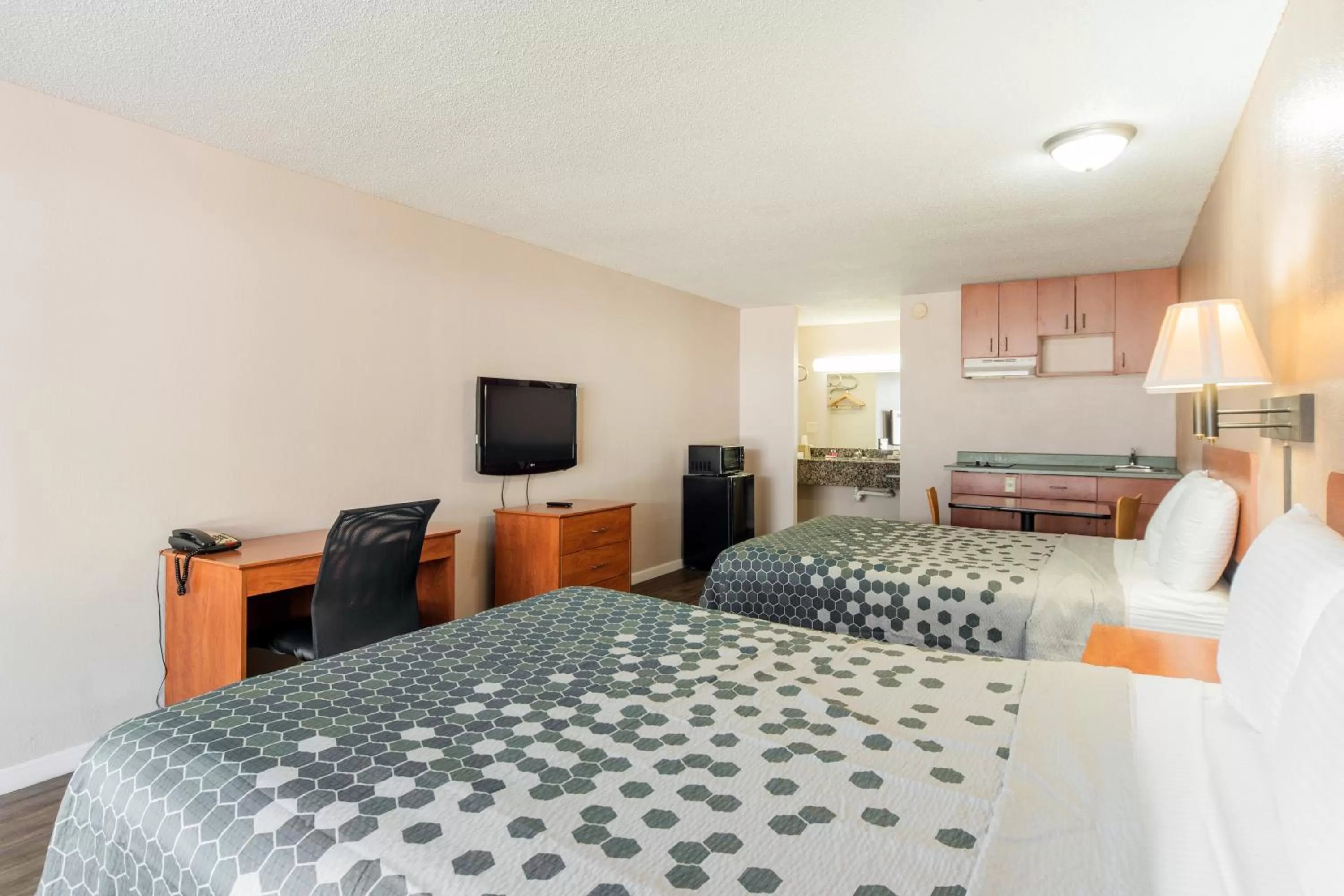Bed in Econo Lodge Inn & Suites Near Bricktown
