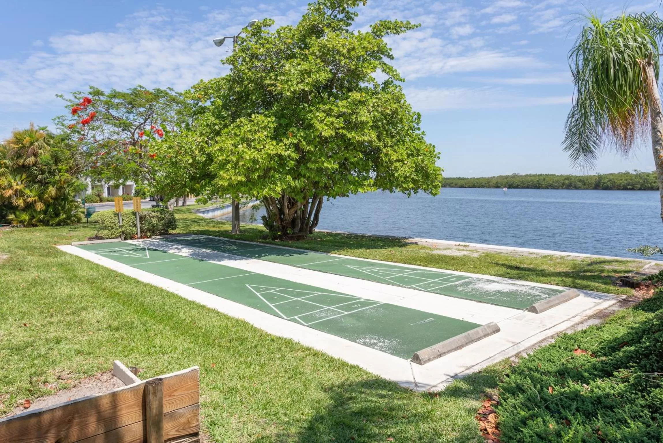 Activities in TAMPA BAY, BEACH step away, WIFI, FREE PARKING,POOLS, JACUZZI