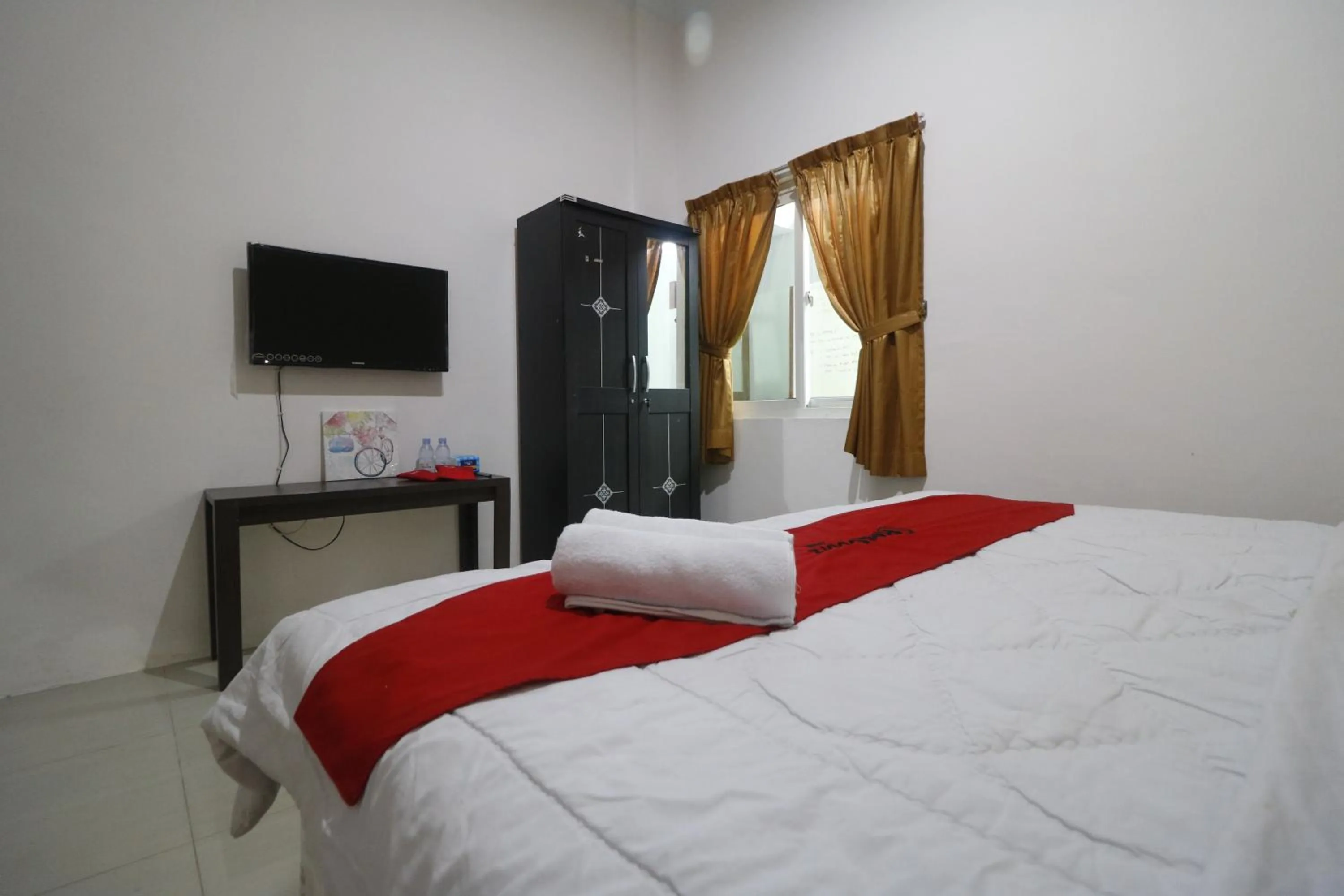 Bedroom, Bed in RedDoorz @ Jalan Krakatau Medan