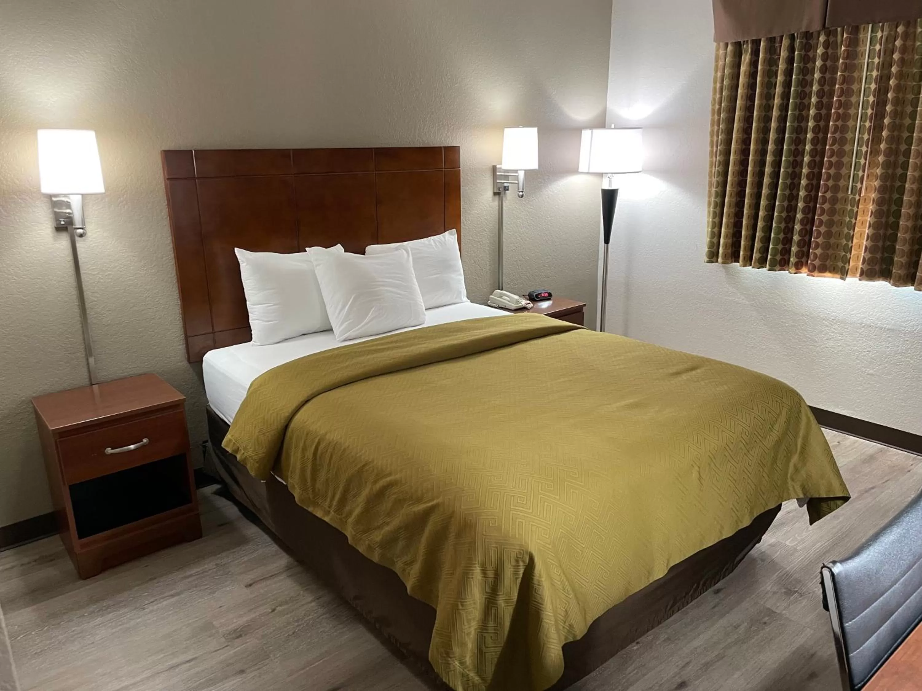 Bedroom, Bed in Econo Lodge Cartersville-Emerson Lake Point