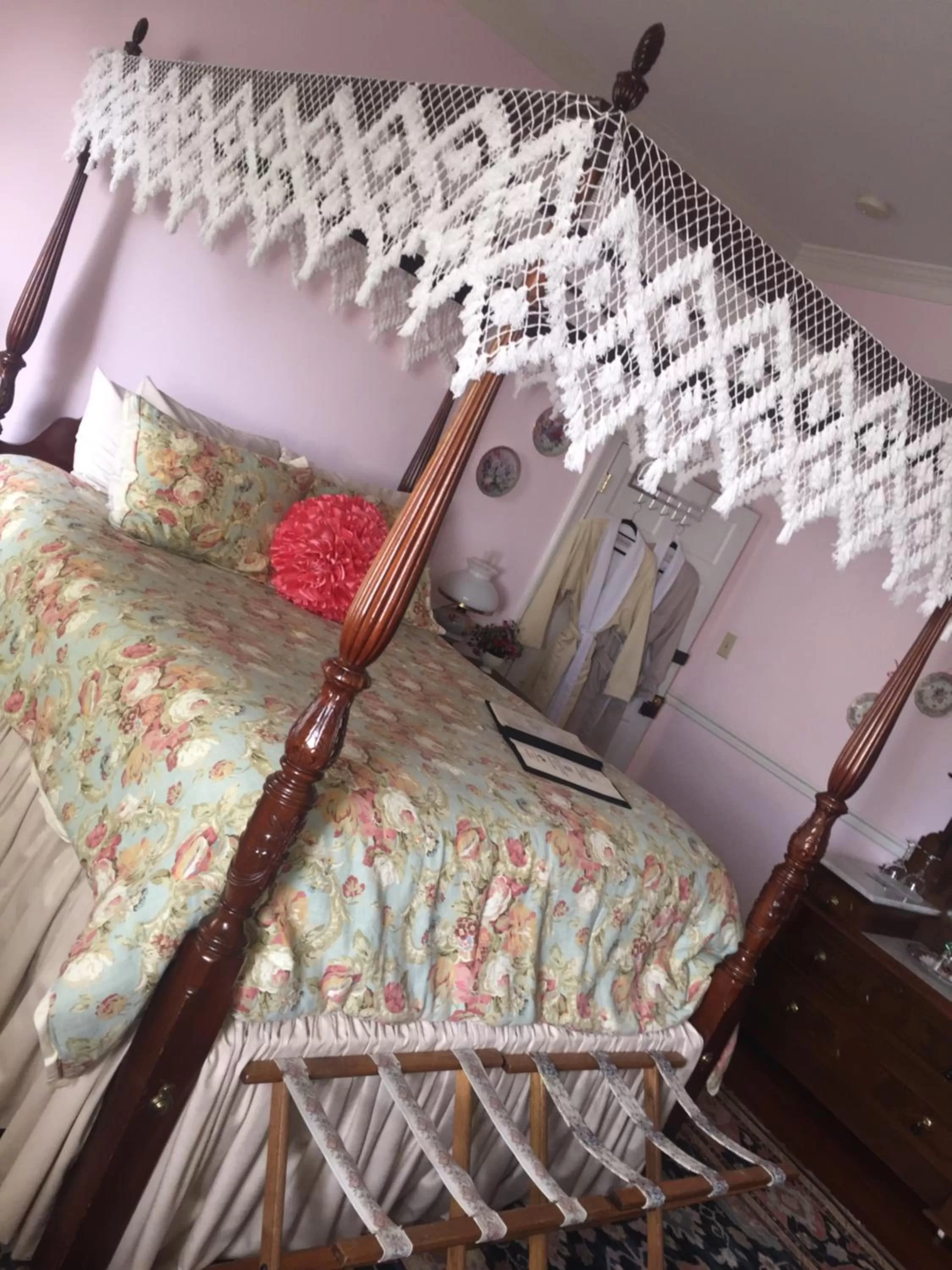 Bed in The Richard Johnston Inn & 1890 Caroline House