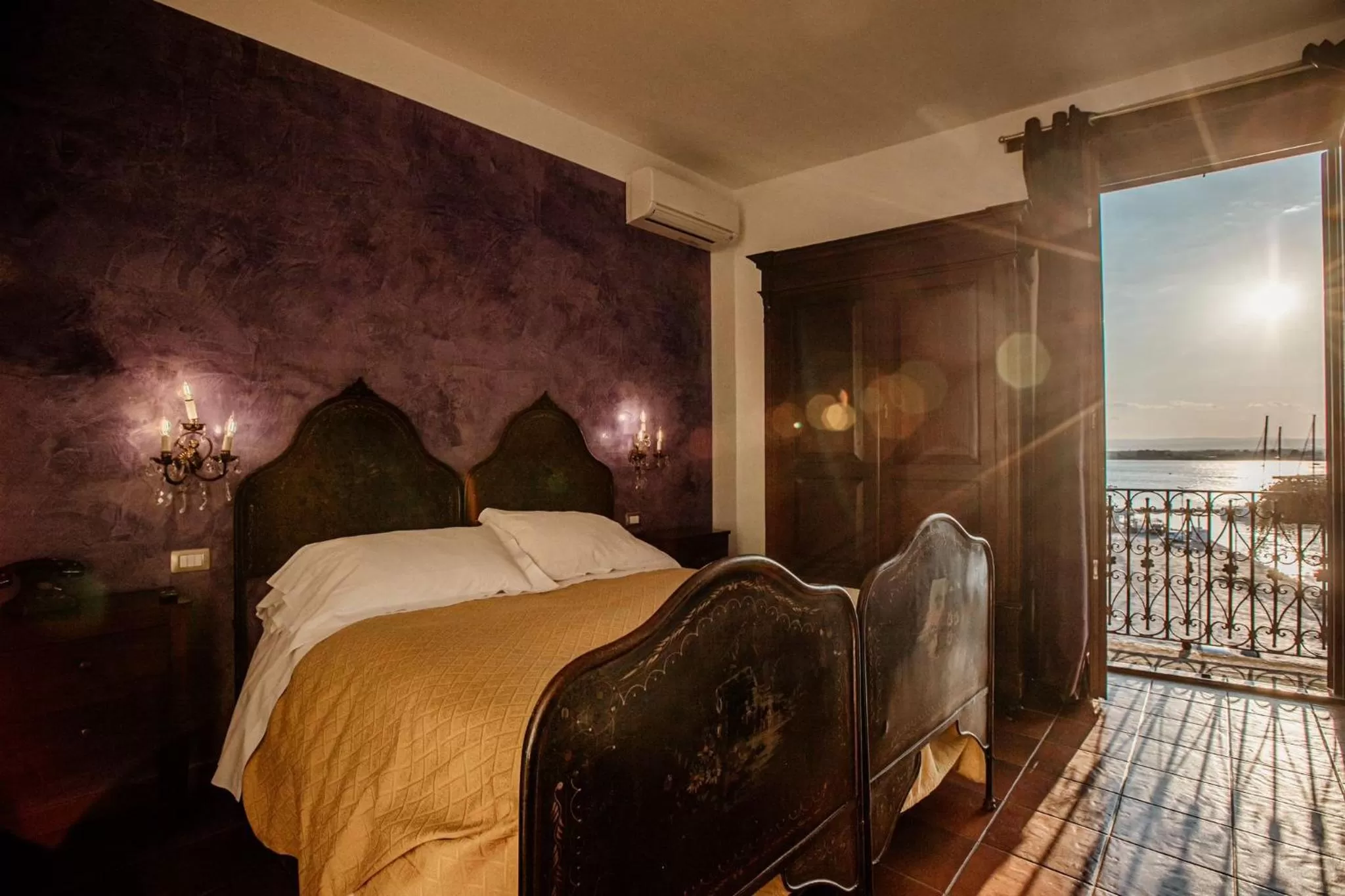 View (from property/room), Bed in Palazzo Giunta - Porta Marina Ortigia