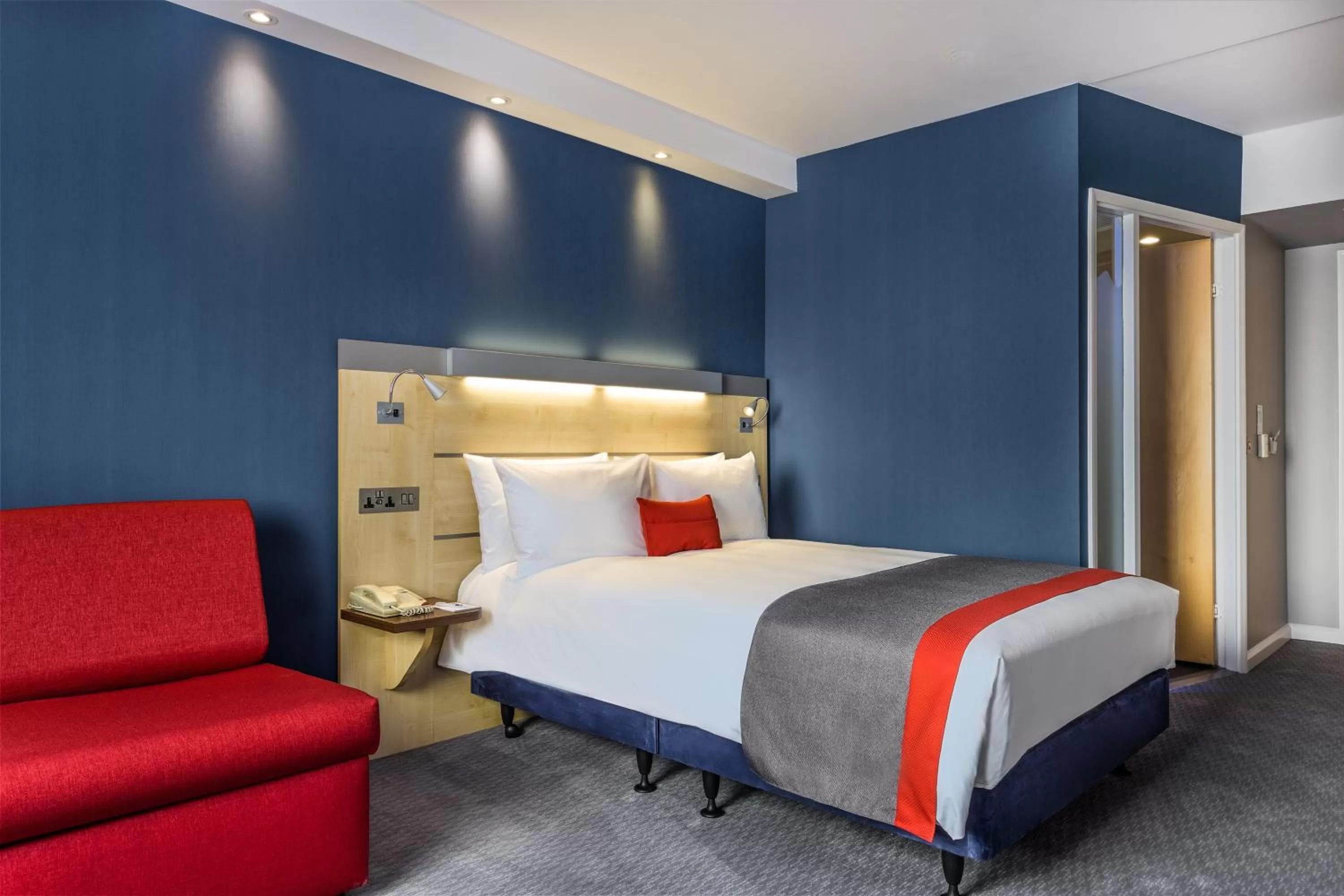 Photo of the whole room, Bed in Holiday Inn Express London - Watford Junction by IHG