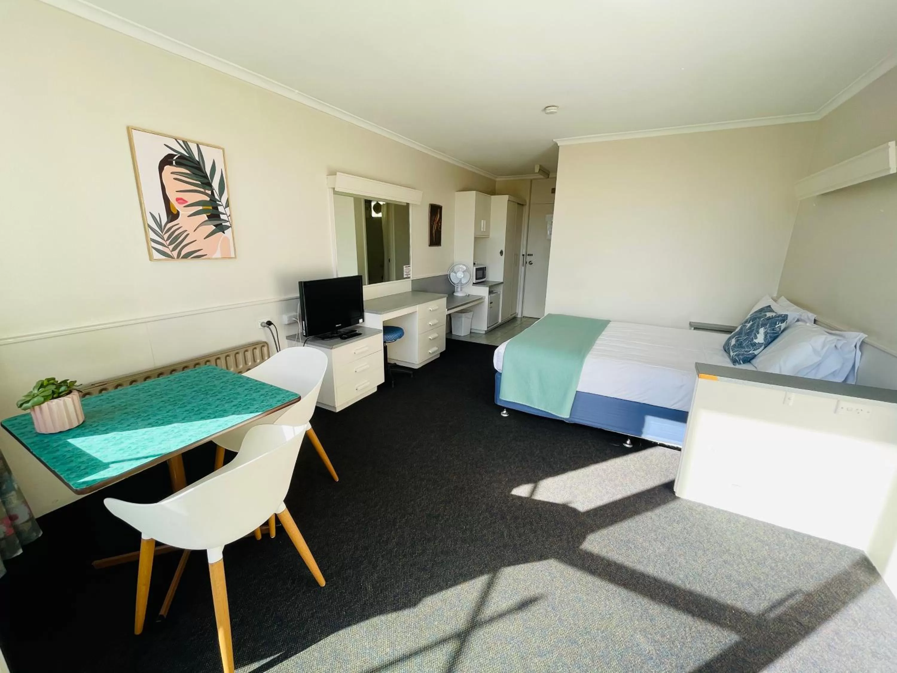 Bed in Parklane Motel