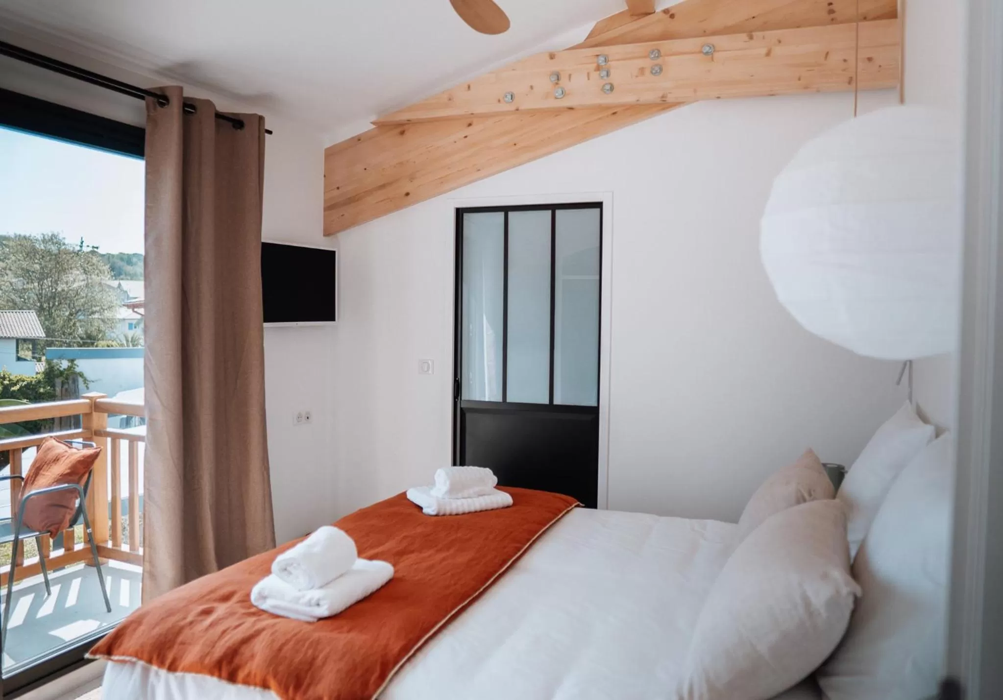 Photo of the whole room, Bed in Biarritz Surf Lodge Chambre d'hôtes
