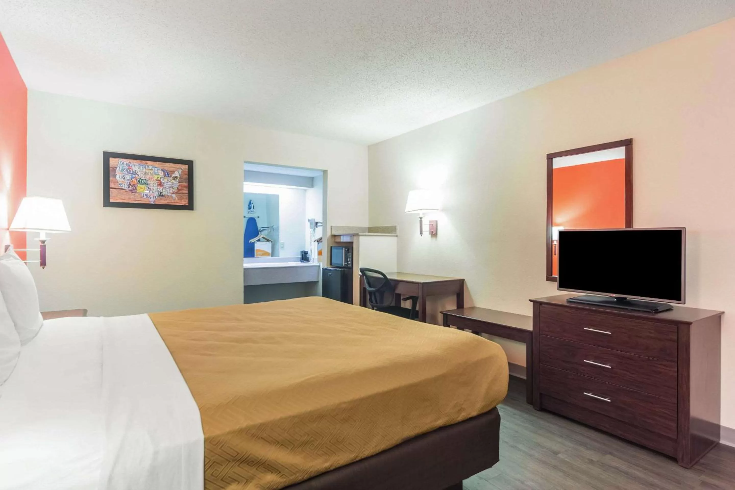 Photo of the whole room, Bed in Econo Lodge Laurel