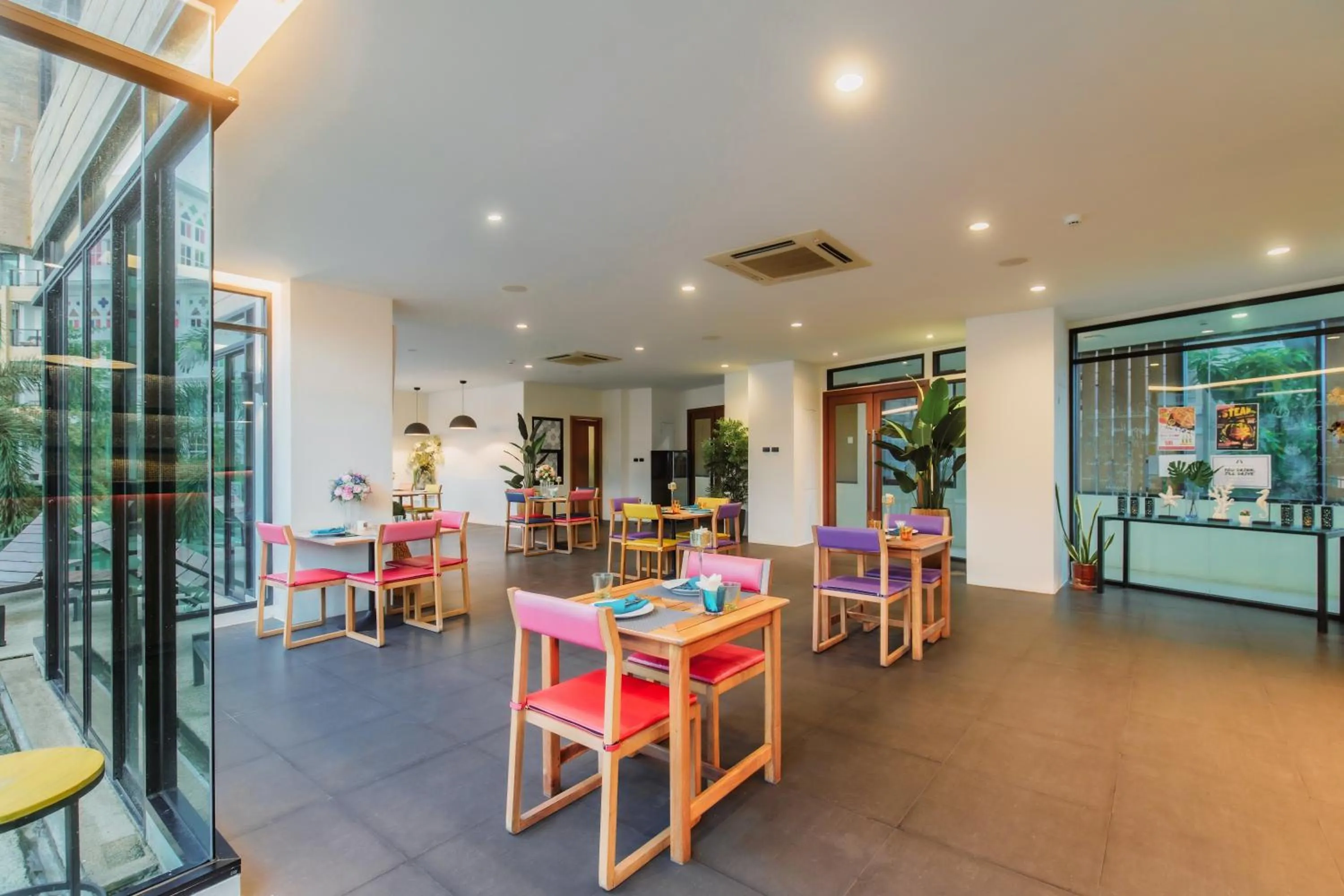 Restaurant/places to eat in The Lunar Patong