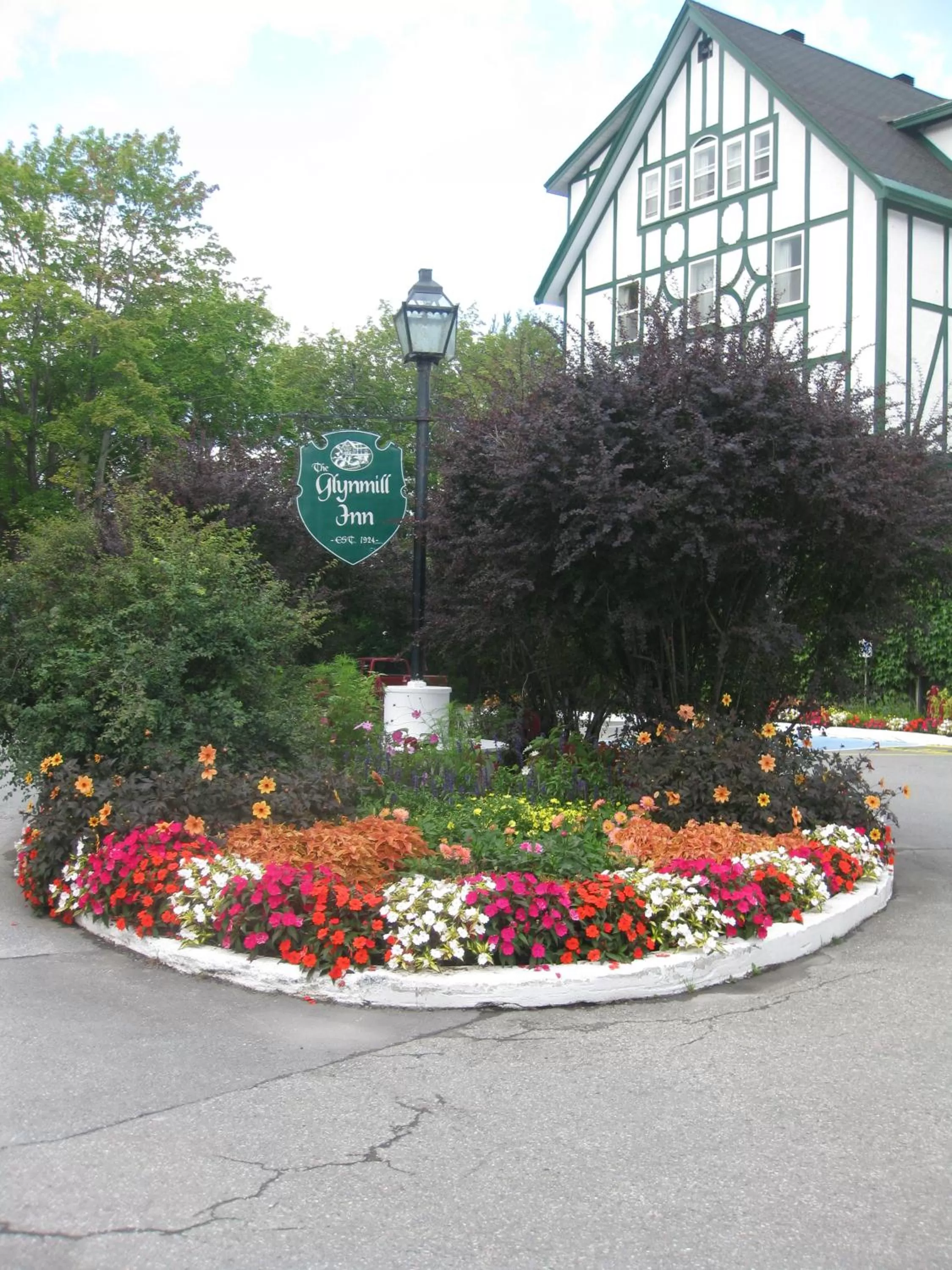 Facade/entrance in Glynmill Inn