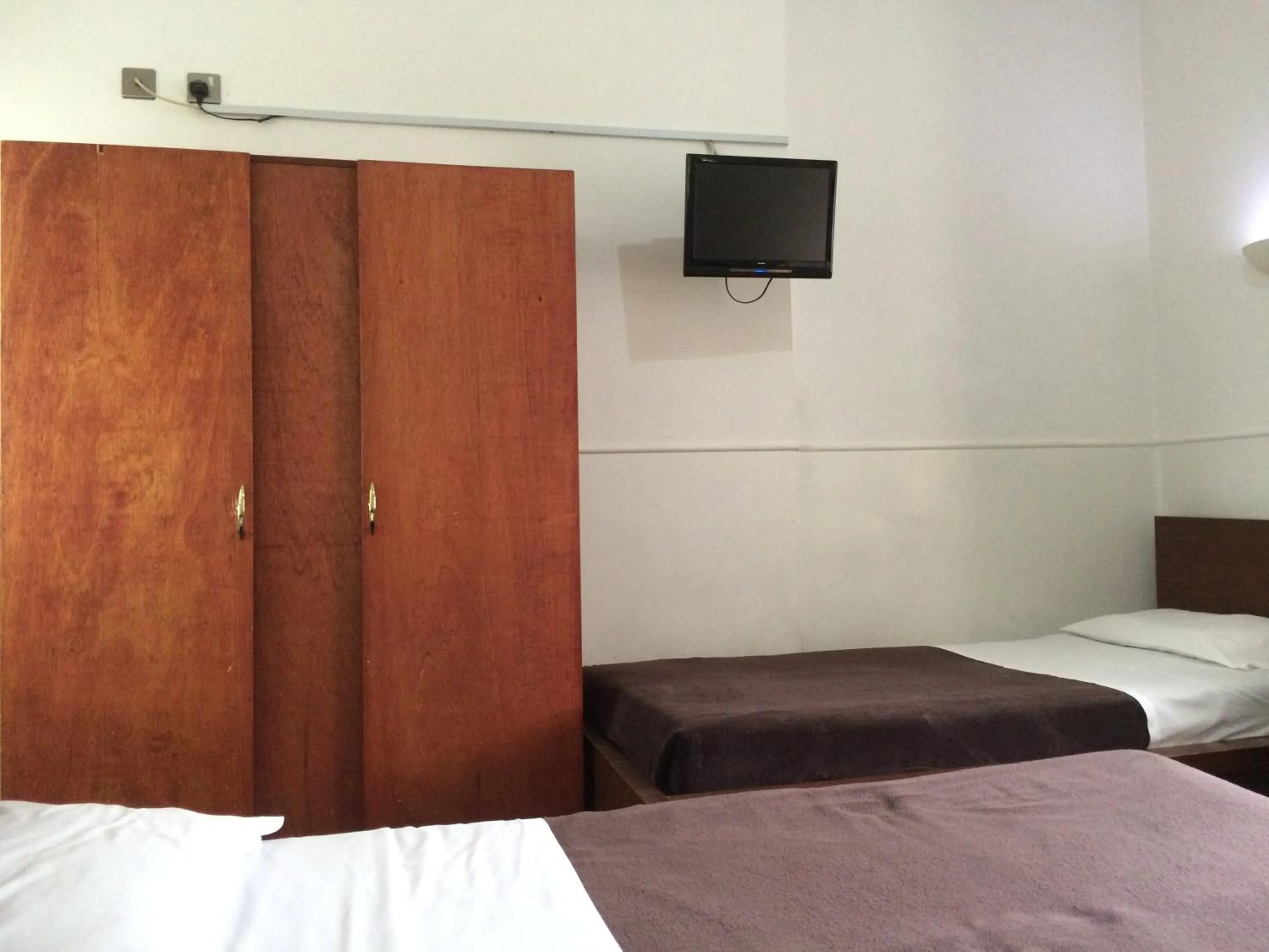 Photo of the whole room in London Continental Hotel