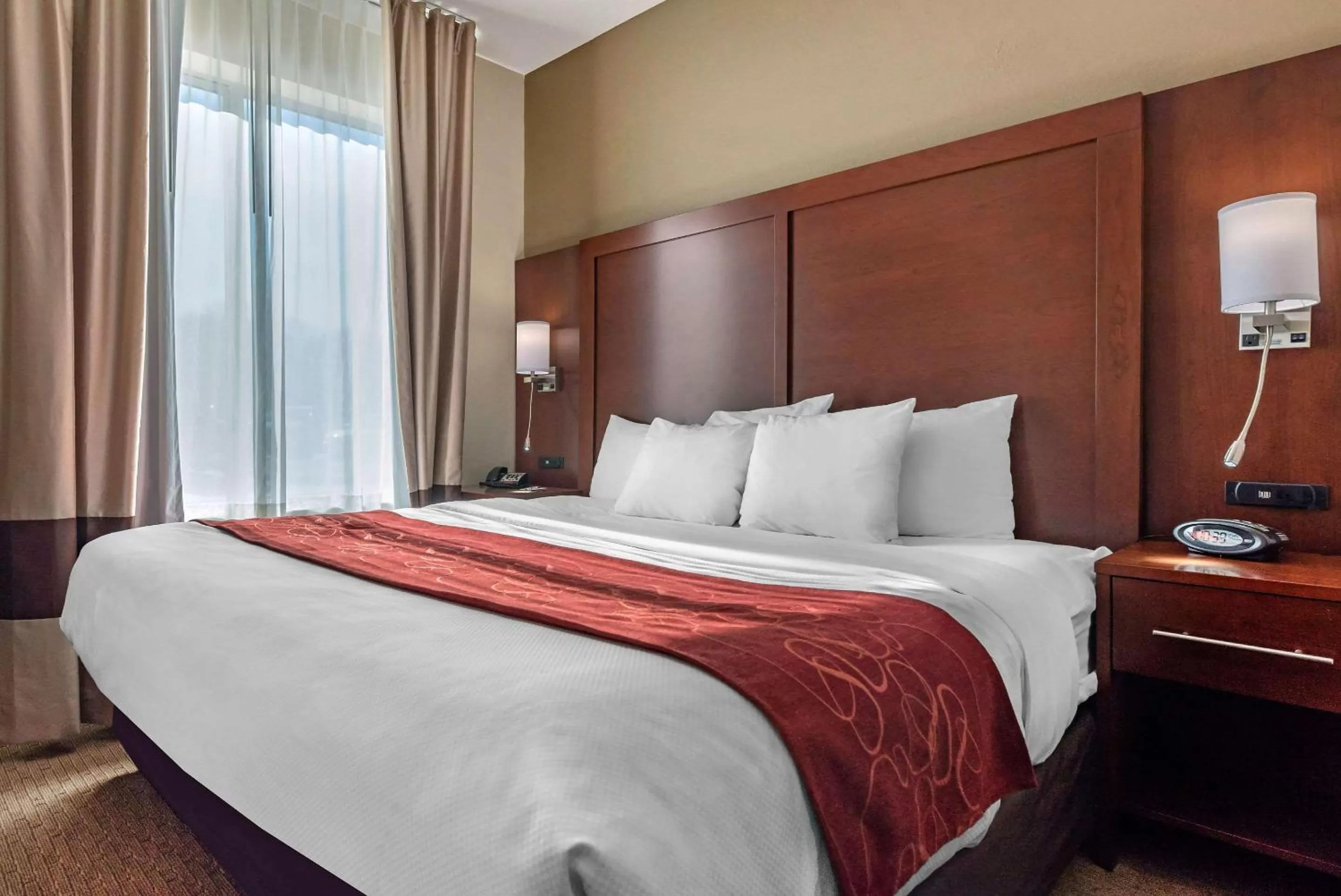 Photo of the whole room, Bed in Holiday Inn Express & Suites Hebron - Cincinnati Airport by IHG