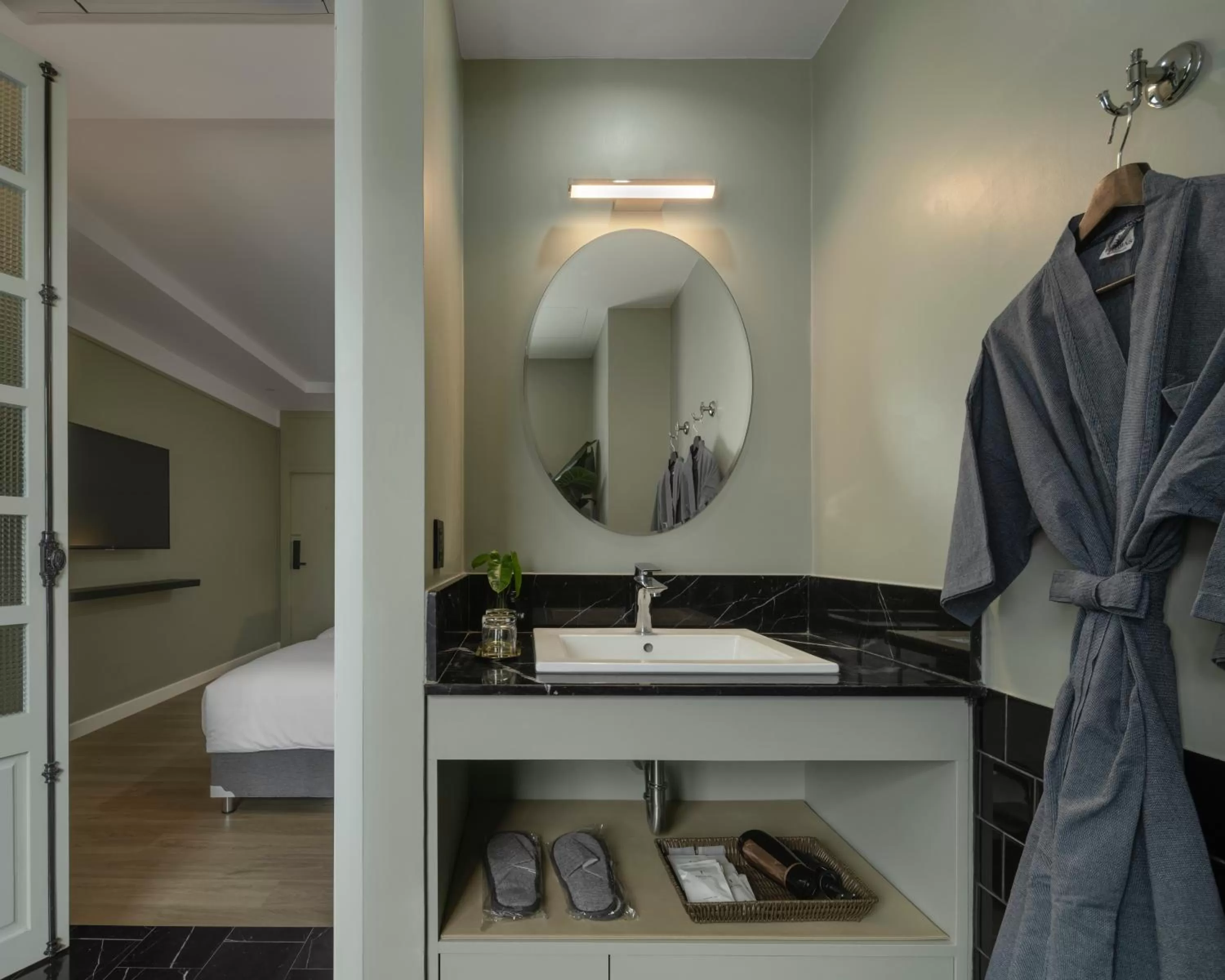 Bathroom, Bed in Hotel Thomas Bangkok