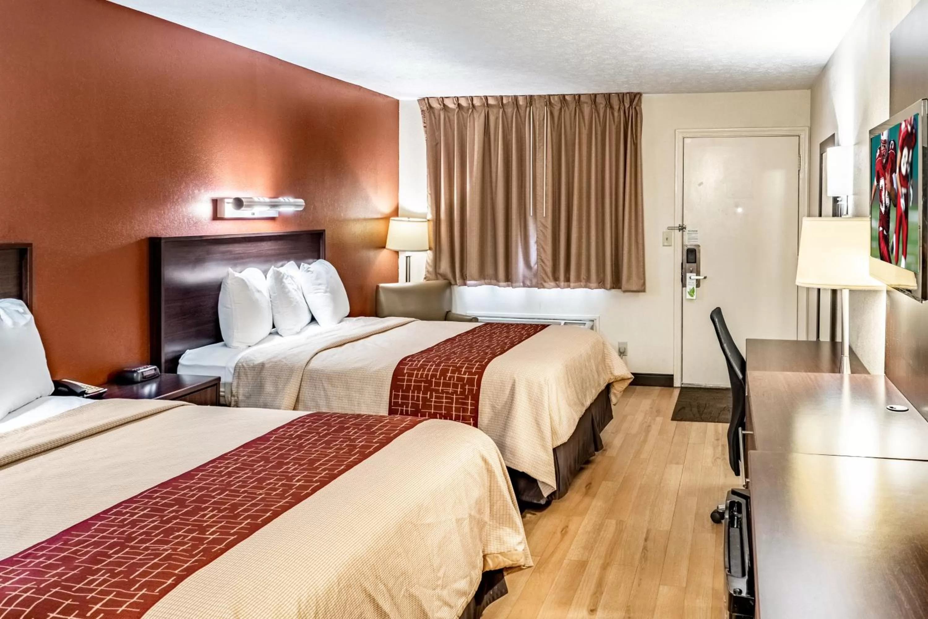 Bedroom, Bed in Red Roof Inn Columbus - Taylorsville